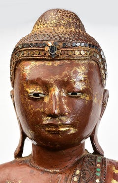 19. Jahrhundert, Mandalay, antiker birmanischer Buddha mit Holzständer