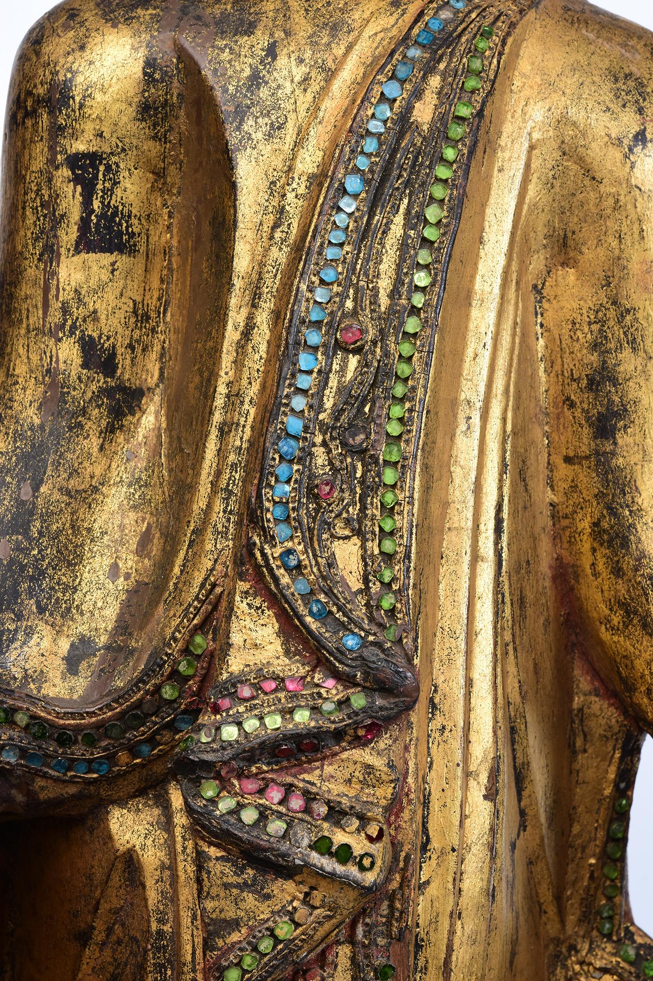Mandalay, antiker burmesischer Buddha aus Holz, 19. Jahrhundert (Birmanisch) im Angebot