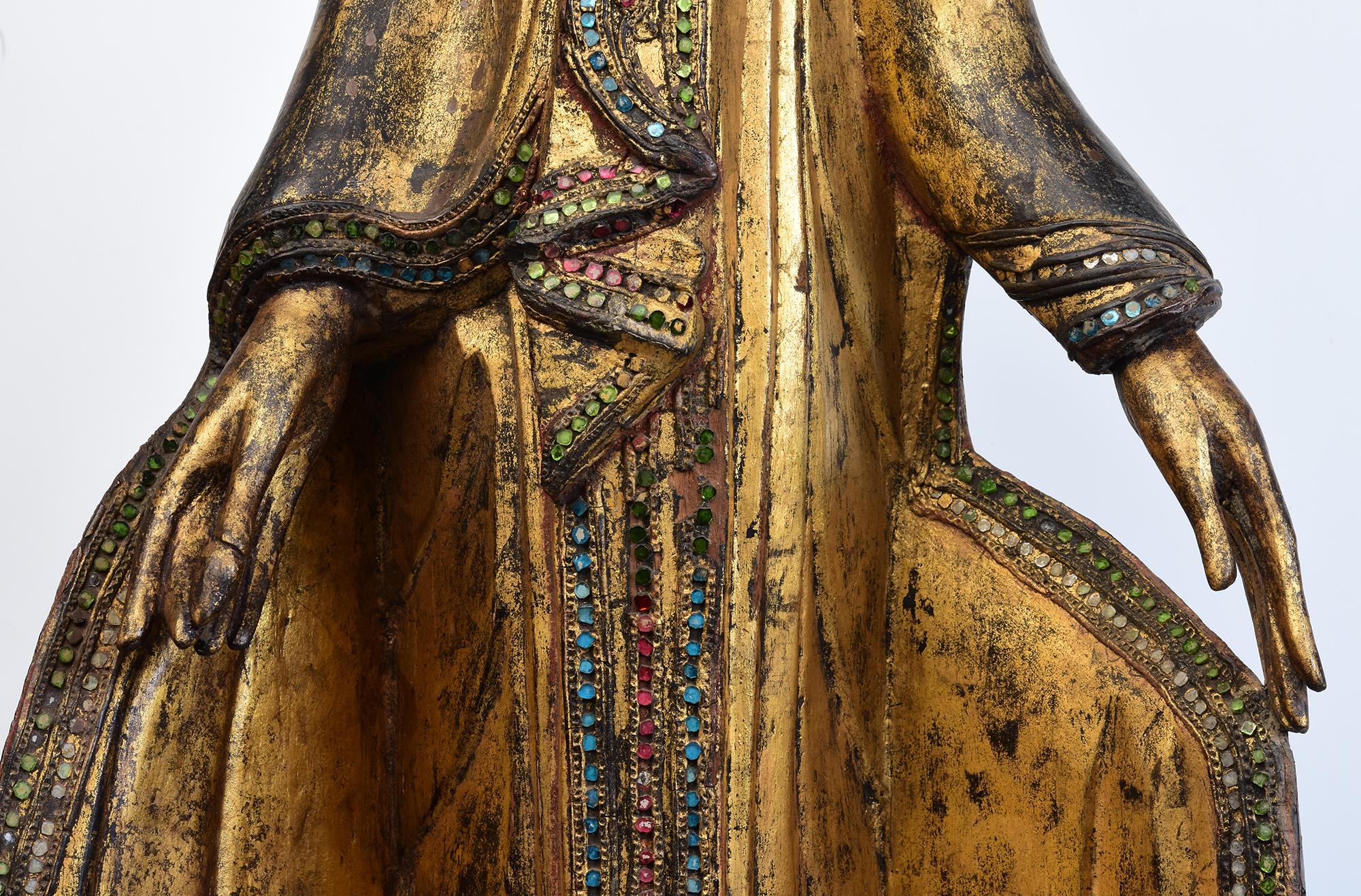Mandalay, antiker burmesischer Buddha aus Holz, 19. Jahrhundert (Handgeschnitzt) im Angebot