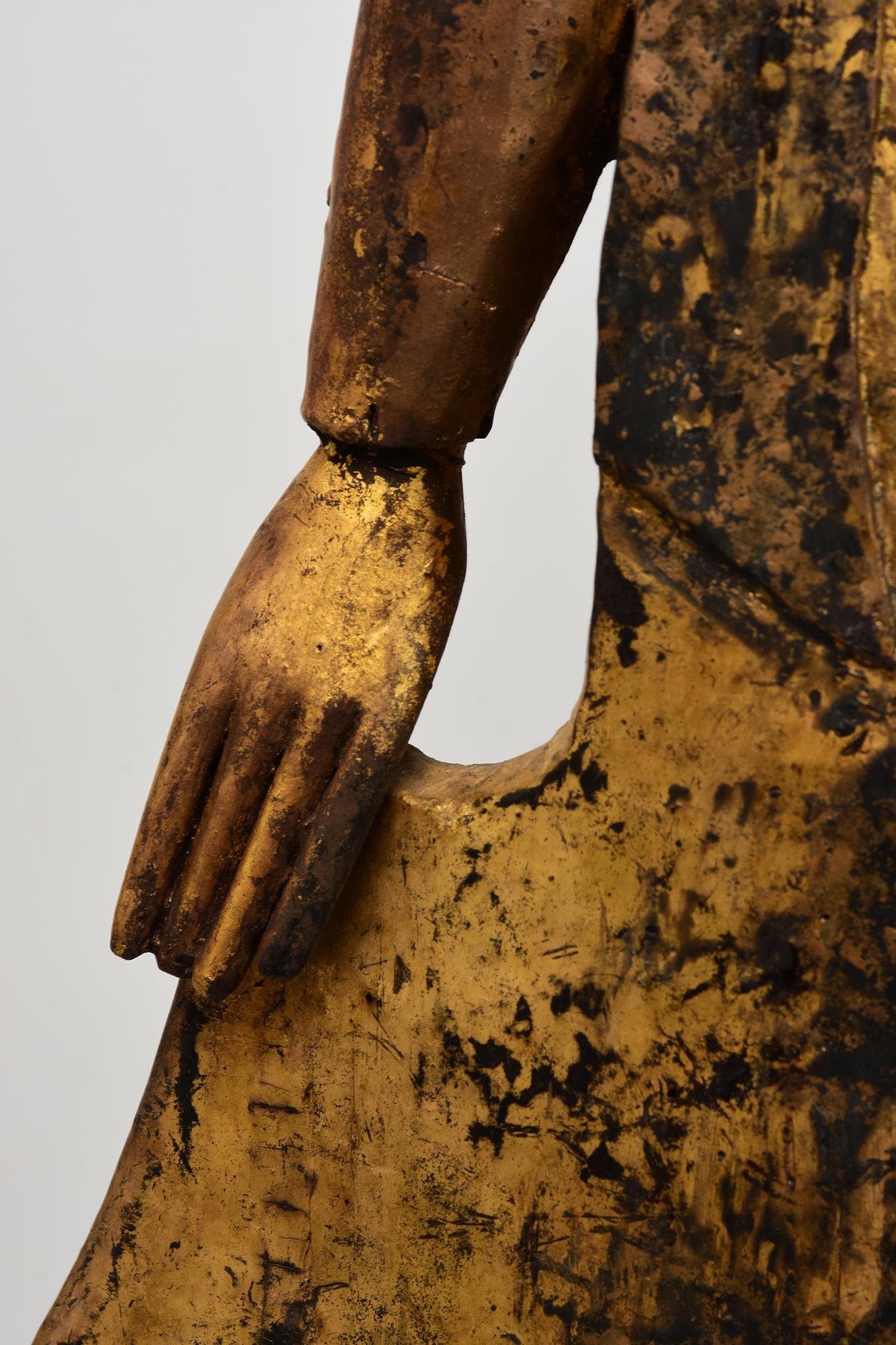 19. Jahrhundert, Mandalay, Antiker burmesischer stehender Holzbuddha mit vergoldetem Gold im Angebot 5