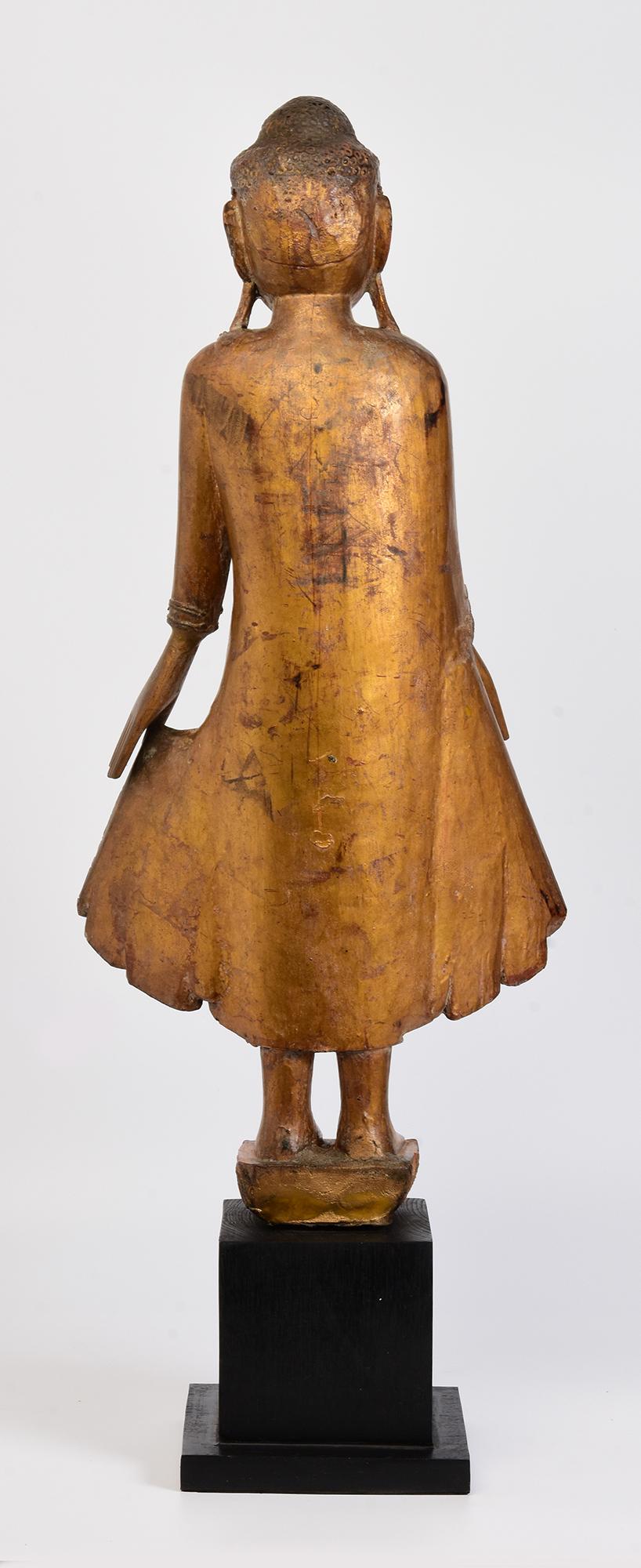 XIX secolo, Mandalay, antico Buddha birmano in piedi con oro dorato in vendita 4