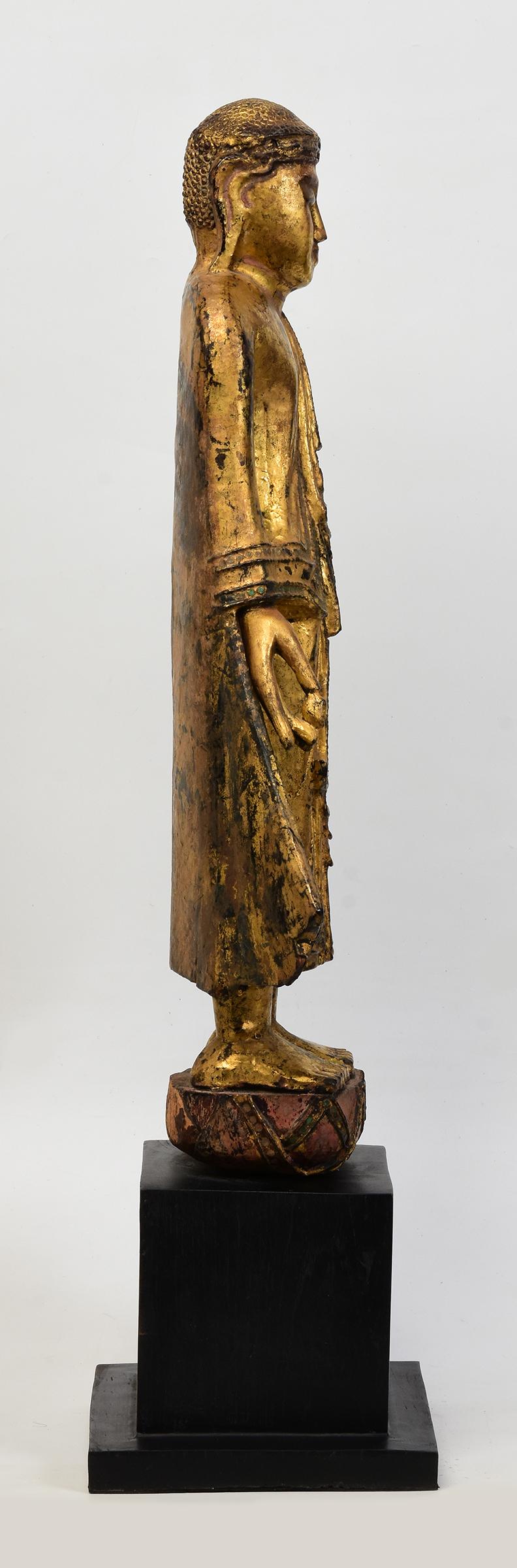 19. Jahrhundert, Mandalay, Antiker burmesischer stehender Holzbuddha mit vergoldetem Gold im Angebot 6