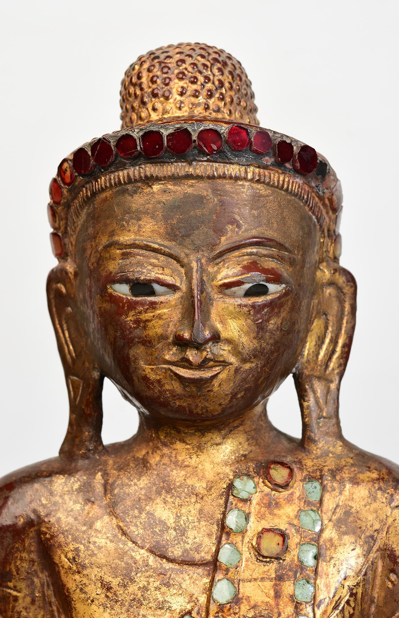 Antiker burmesischer stehender Buddha aus Holz auf einem Sockel mit vergoldetem Gold und Glas.

Alter: Birma, Mandalay-Periode, 19. Jahrhundert
Größe: Höhe 64,5 cm / Breite 21,5 cm / Tiefe 15,3 cm.
Zustand: Insgesamt guter Zustand (einige