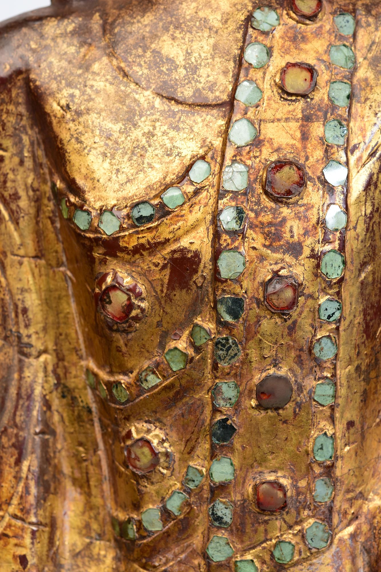 19. Jahrhundert, Mandalay, Antiker burmesischer stehender Holzbuddha mit vergoldetem Gold (Birmanisch) im Angebot