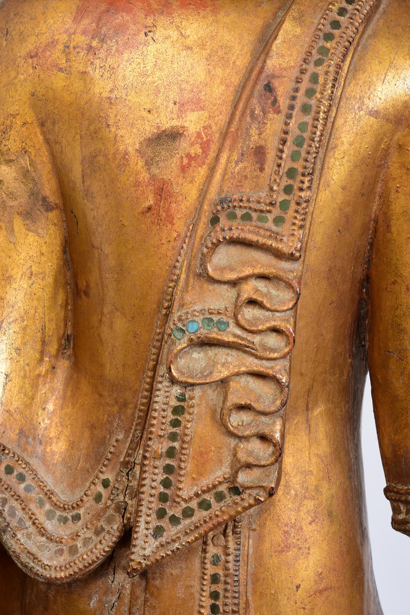 Birmano XIX secolo, Mandalay, antico Buddha birmano in piedi con oro dorato in vendita