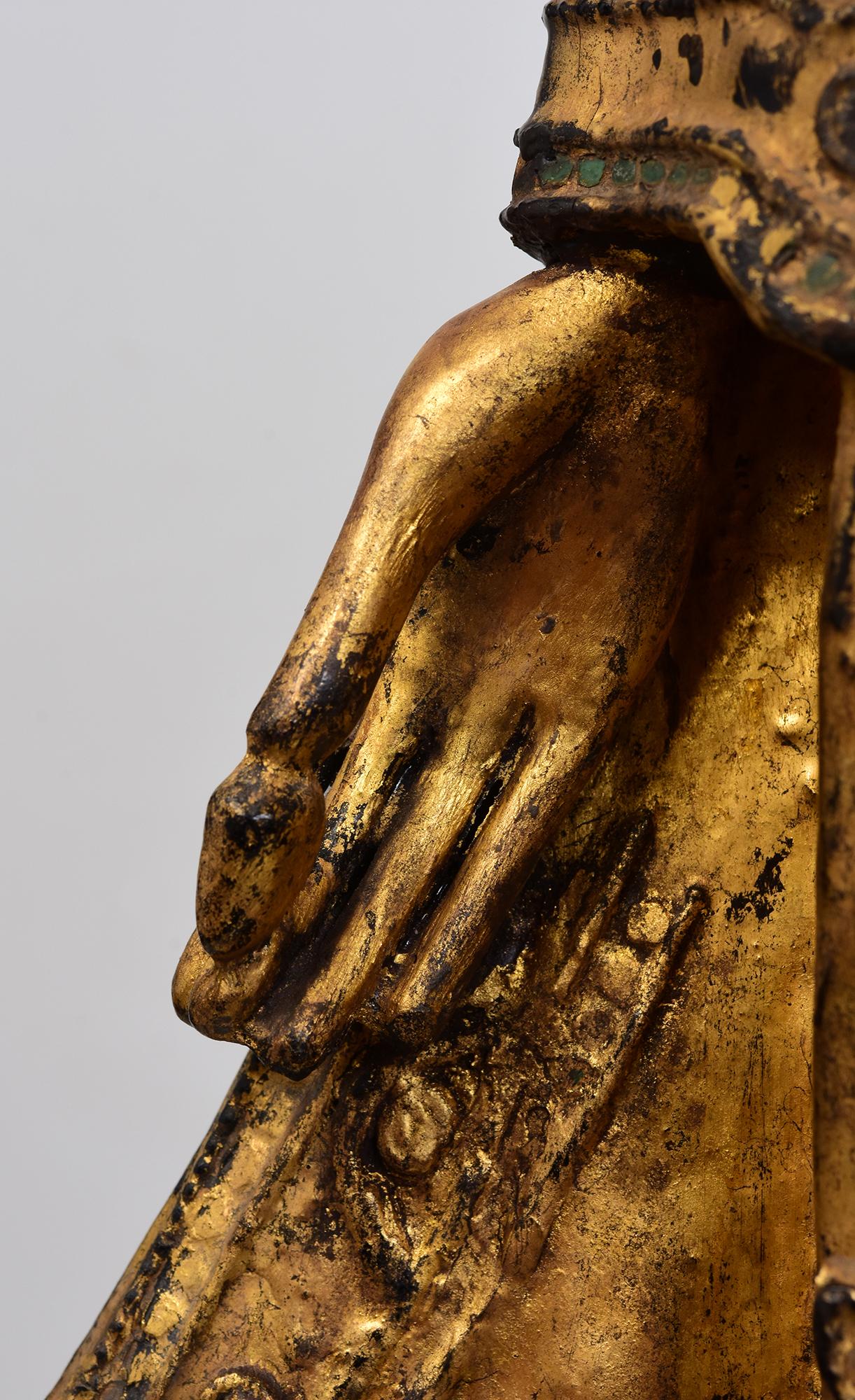 19. Jahrhundert, Mandalay, Antiker burmesischer stehender Holzbuddha mit vergoldetem Gold (Handgeschnitzt) im Angebot