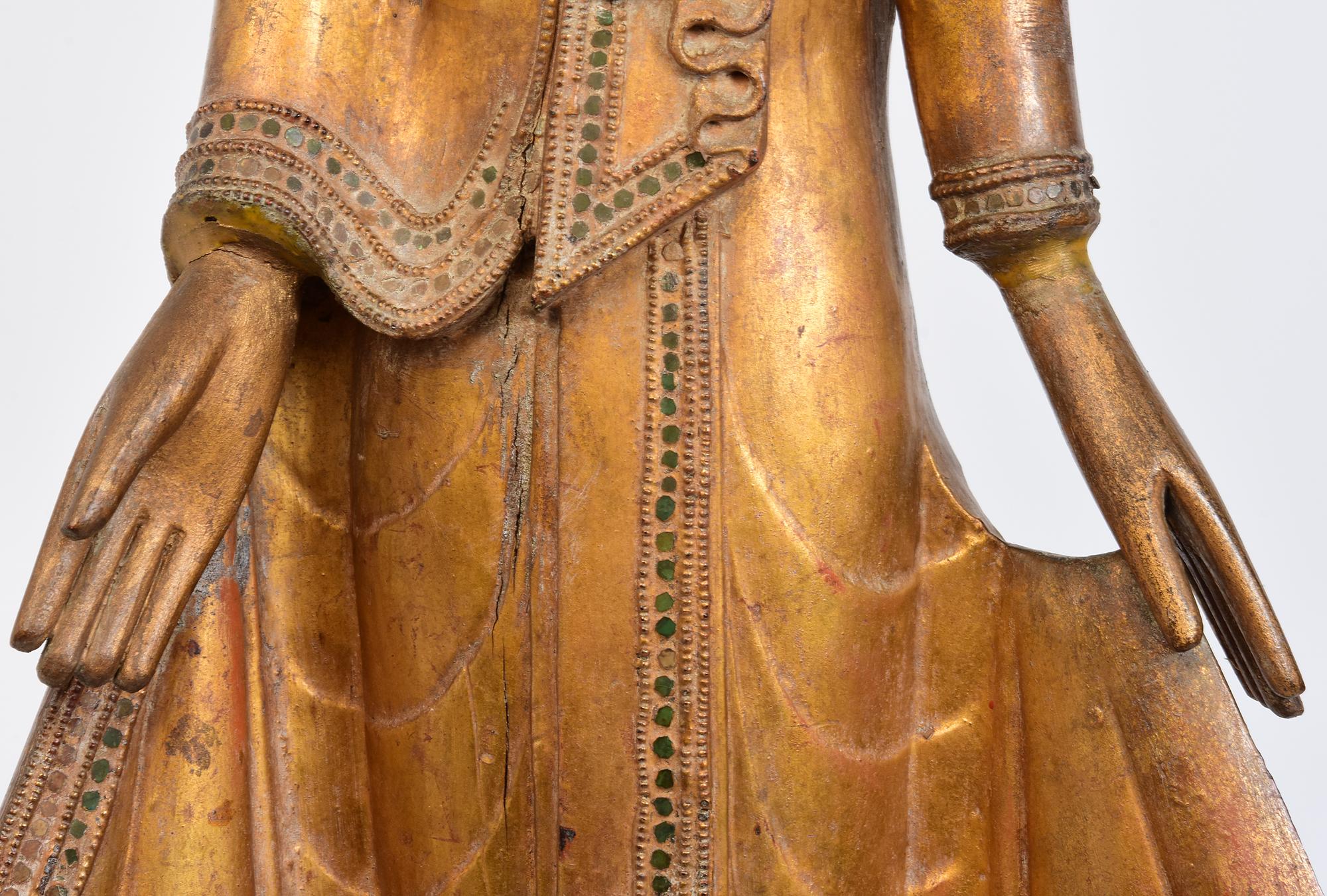 Intagliato a mano XIX secolo, Mandalay, antico Buddha birmano in piedi con oro dorato in vendita