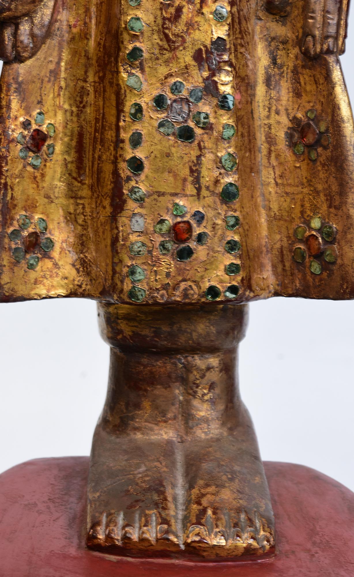 19. Jahrhundert, Mandalay, Antiker burmesischer stehender Holzbuddha mit vergoldetem Gold im Zustand „Gut“ im Angebot in Sampantawong, TH