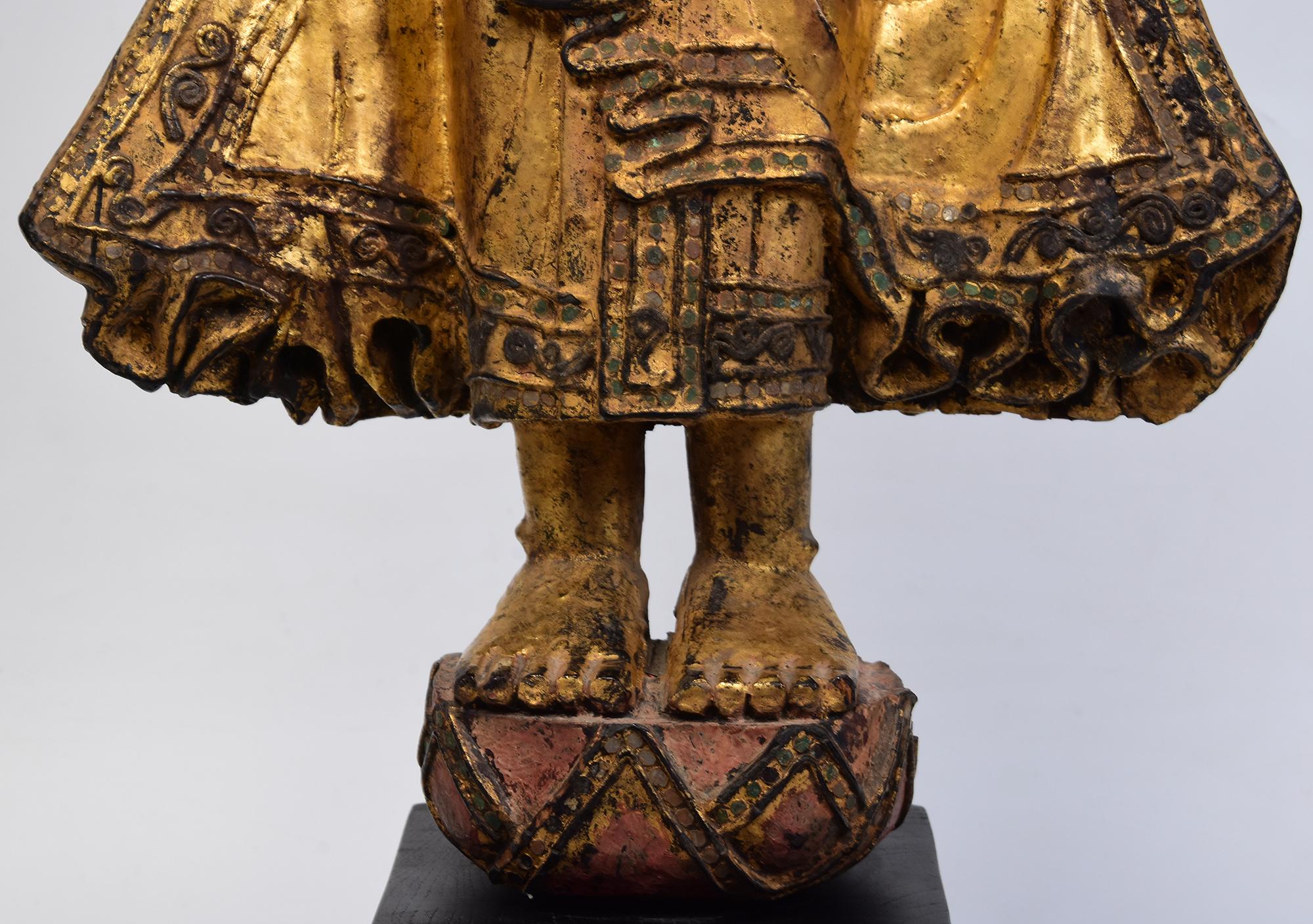 19. Jahrhundert, Mandalay, Antiker burmesischer stehender Holzbuddha mit vergoldetem Gold im Zustand „Gut“ im Angebot in Sampantawong, TH