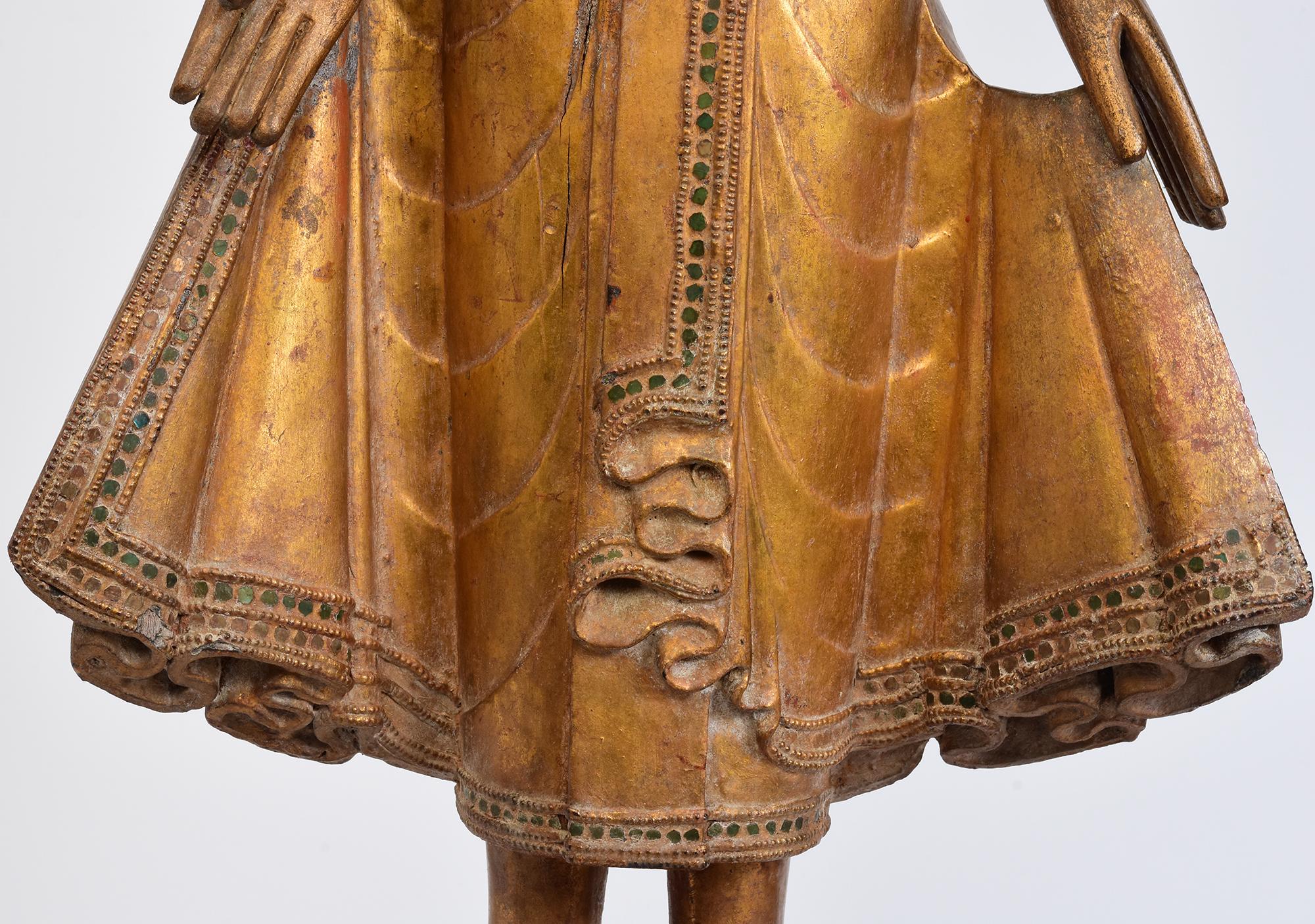 XIX secolo, Mandalay, antico Buddha birmano in piedi con oro dorato In condizioni buone in vendita a Sampantawong, TH