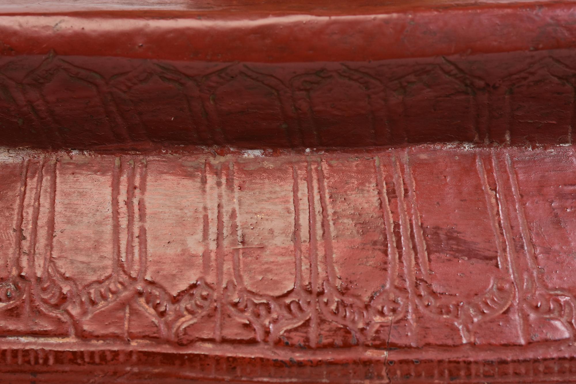 19. Jahrhundert, Mandalay, Antiker burmesischer stehender Holzbuddha mit vergoldetem Gold im Angebot 1