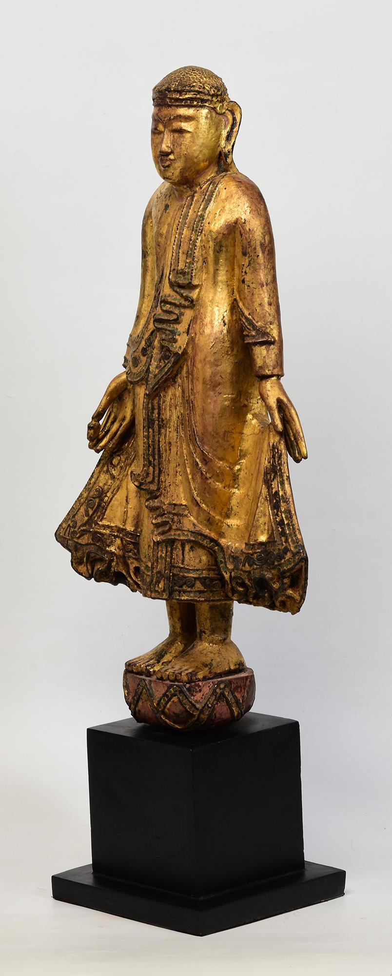 19. Jahrhundert, Mandalay, Antiker burmesischer stehender Holzbuddha mit vergoldetem Gold im Angebot 1