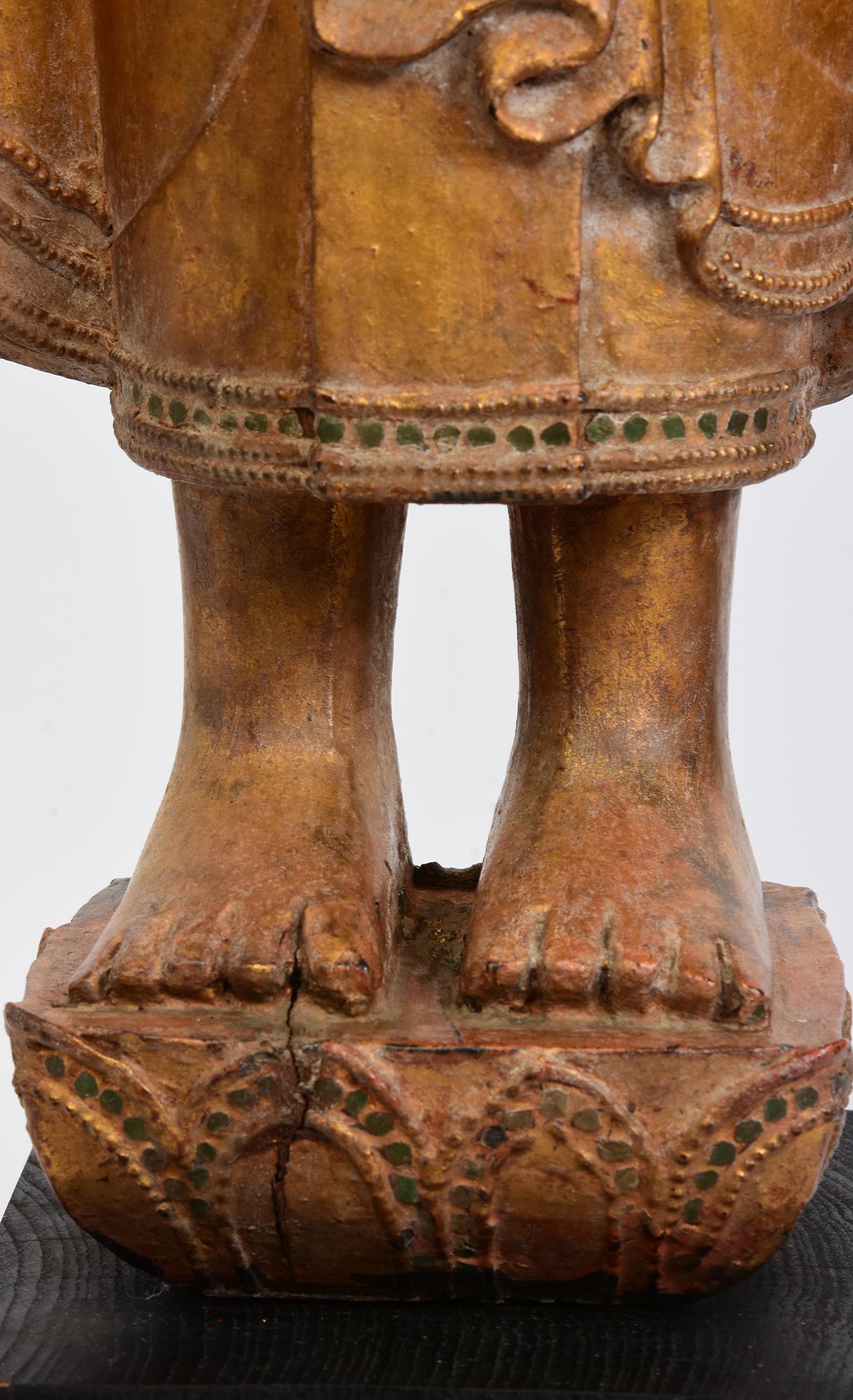 Legno XIX secolo, Mandalay, antico Buddha birmano in piedi con oro dorato in vendita