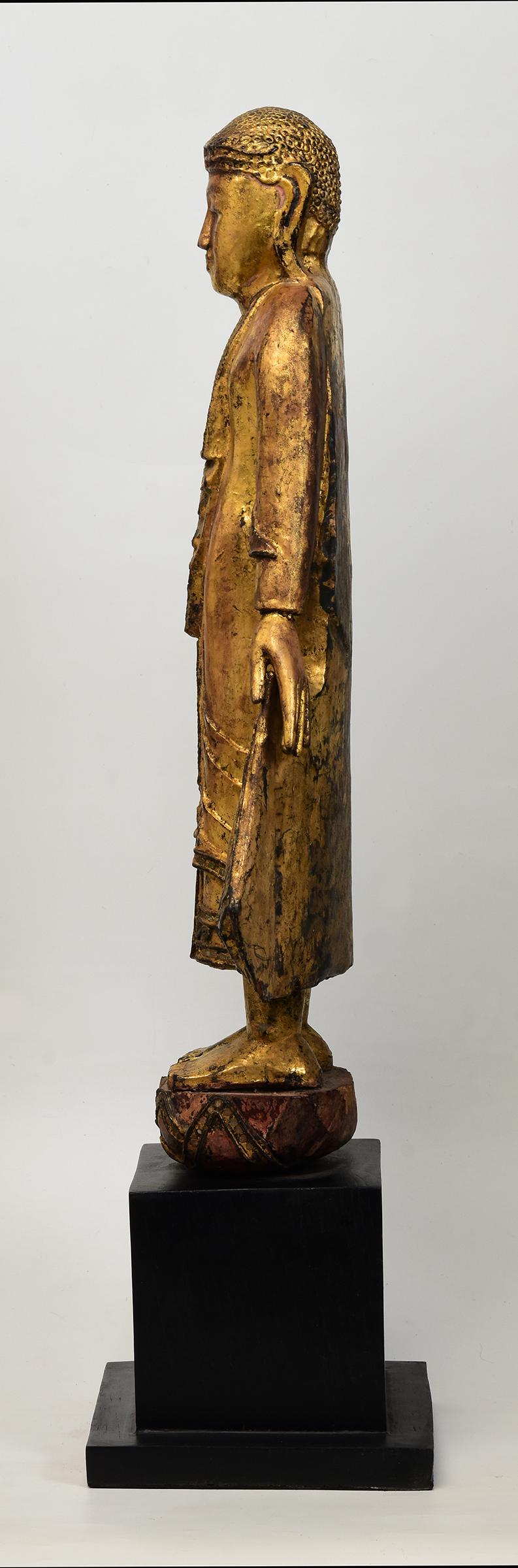19. Jahrhundert, Mandalay, Antiker burmesischer stehender Holzbuddha mit vergoldetem Gold im Angebot 2
