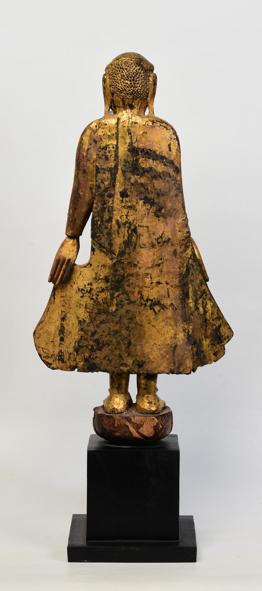 19. Jahrhundert, Mandalay, Antiker burmesischer stehender Holzbuddha mit vergoldetem Gold im Angebot 3