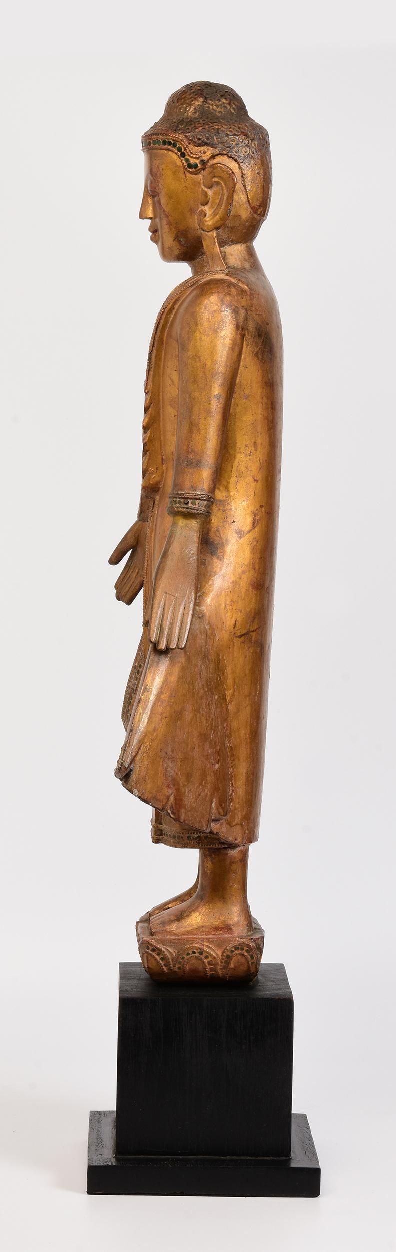 XIX secolo, Mandalay, antico Buddha birmano in piedi con oro dorato in vendita 2