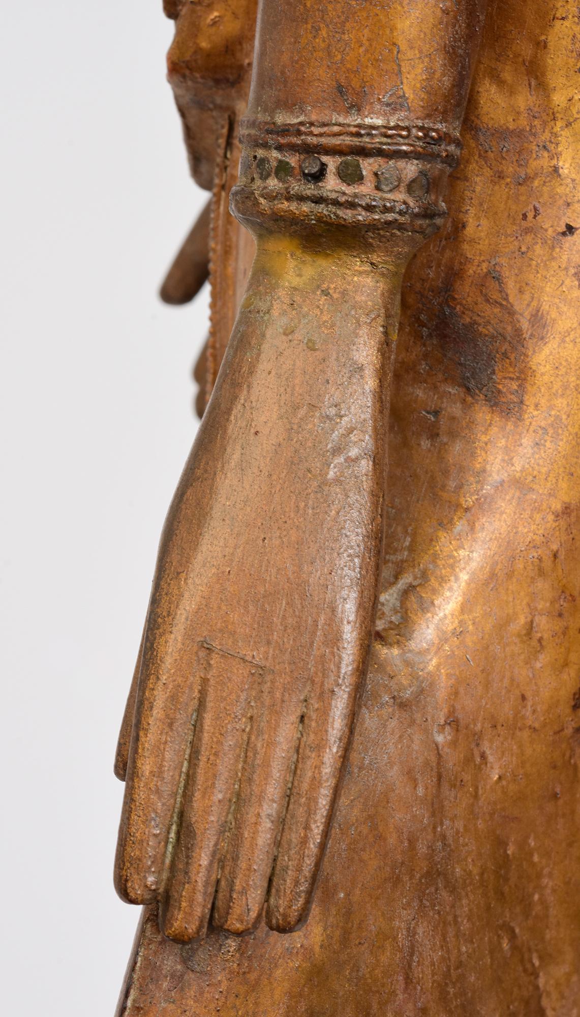 XIX secolo, Mandalay, antico Buddha birmano in piedi con oro dorato in vendita 3