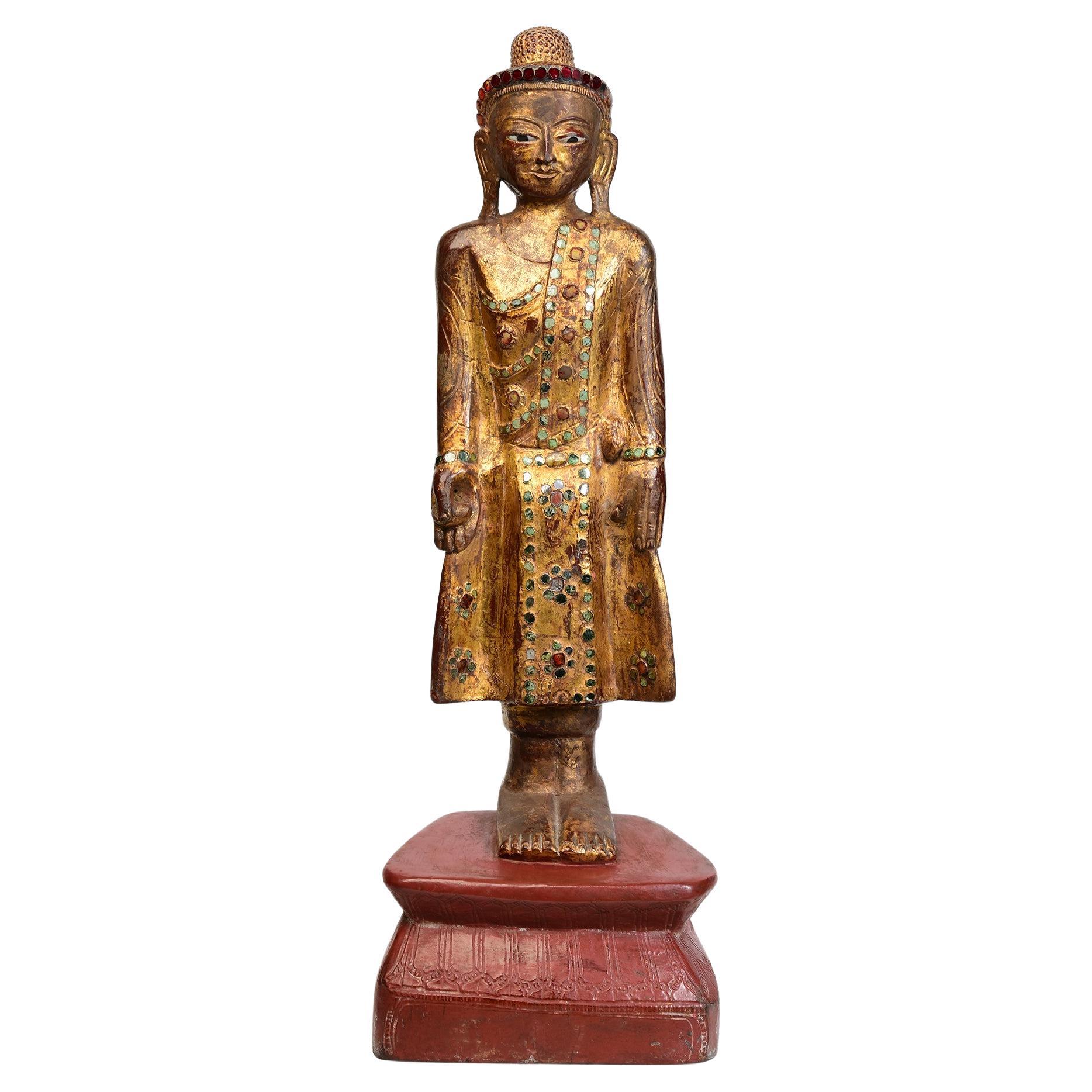 19. Jahrhundert, Mandalay, Antiker burmesischer stehender Holzbuddha mit vergoldetem Gold