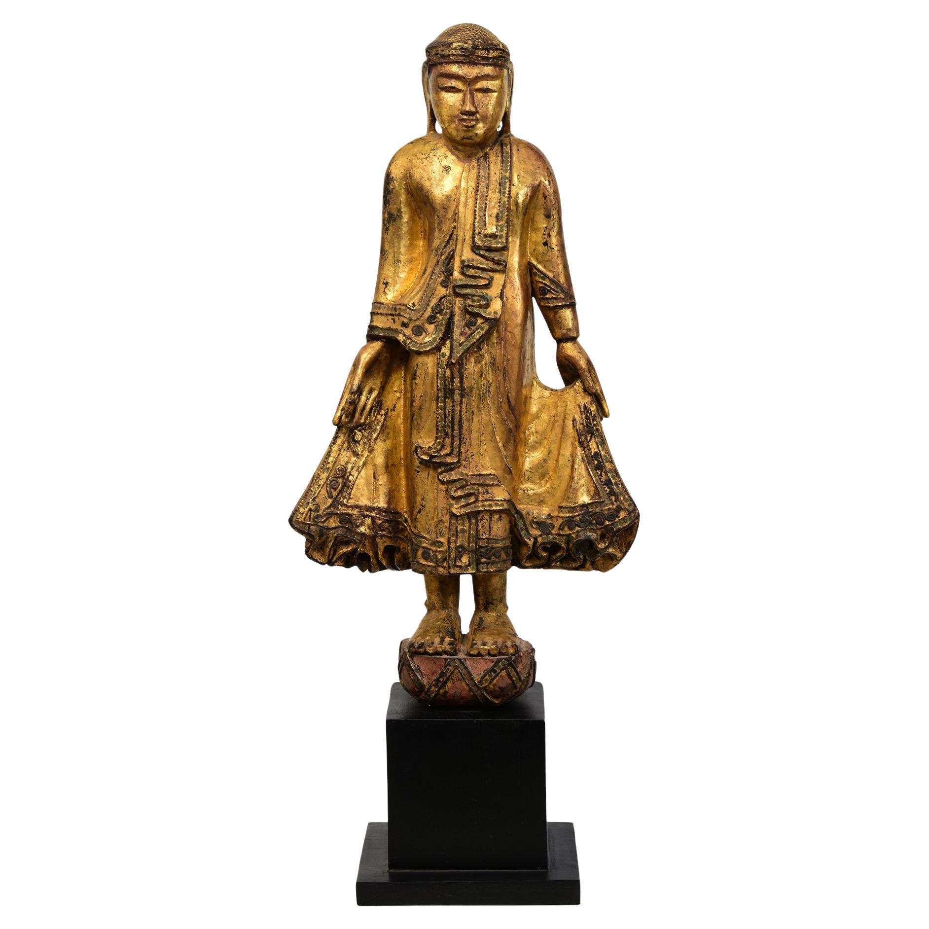19. Jahrhundert, Mandalay, Antiker burmesischer stehender Holzbuddha mit vergoldetem Gold im Angebot