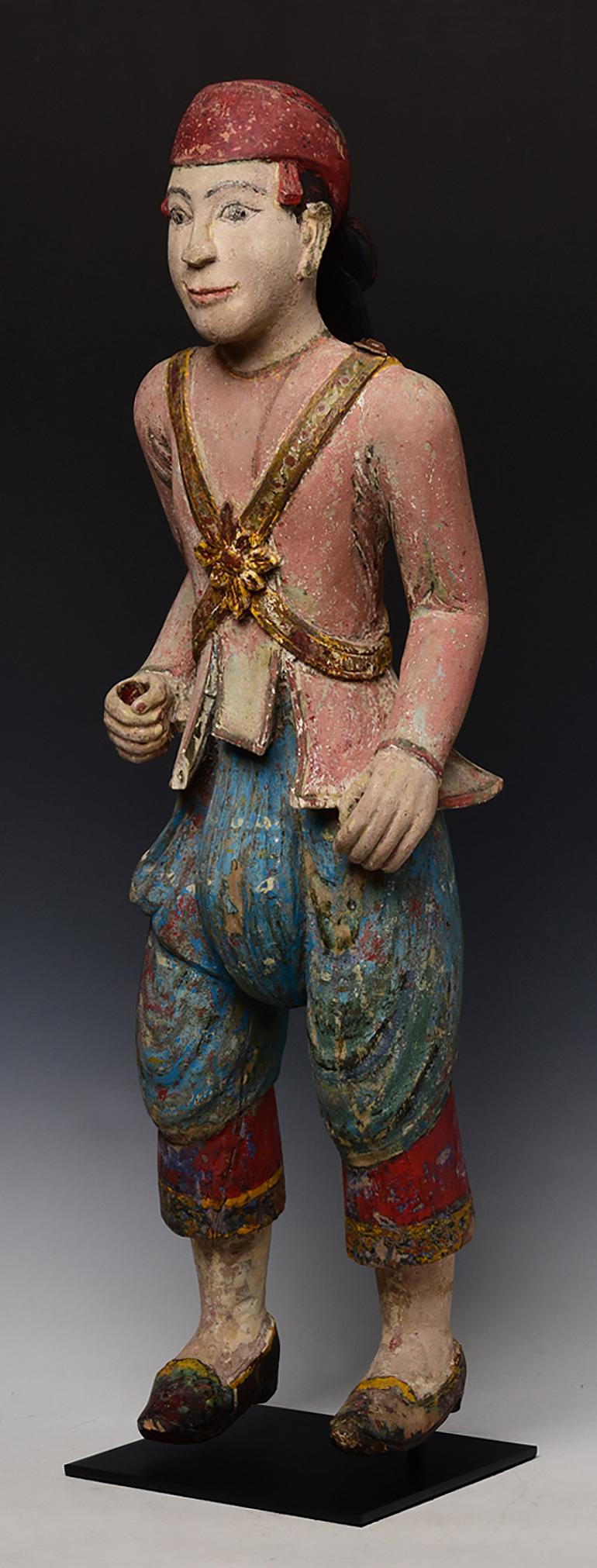 Ancienne figurine en bois de Birmanie.

Âge : Birmanie, période Mandalay, 19e siècle
Dimensions : Hauteur 77.5 C.C. / Largeur 21.5 C.M. (dimensions sans le support)
Condit : Bon état général (quelques dégradations attendues dues à son âge).

100% de