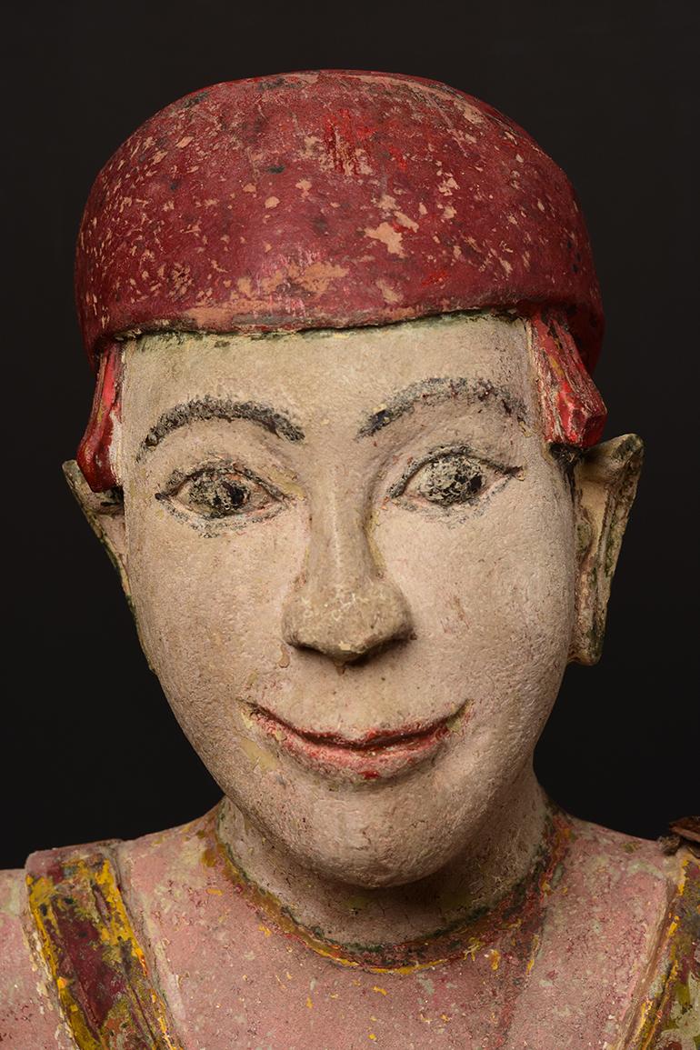 Sculpté à la main 19ème siècle, Mandalay, Ancienne figurine birmane en bois Stand en vente