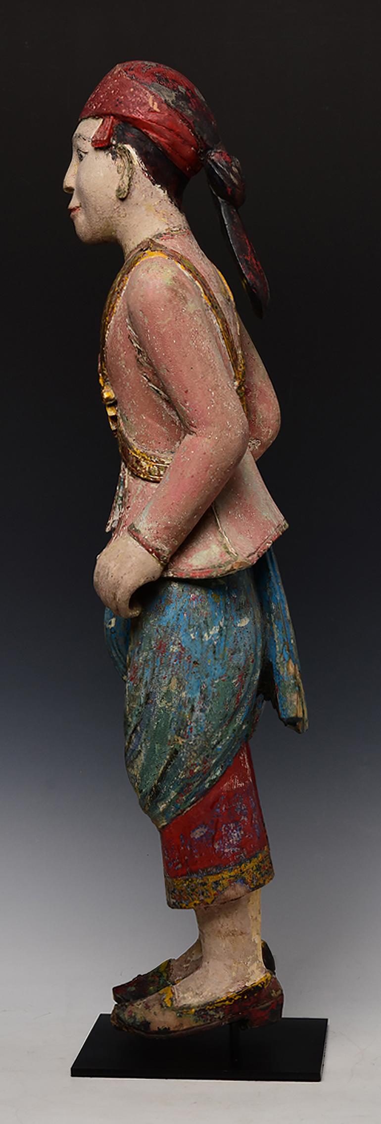 19ème siècle, Mandalay, Ancienne figurine birmane en bois Stand en vente 1