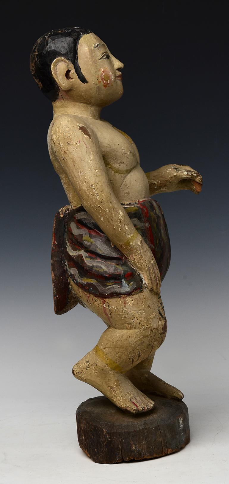 19. Jahrhundert, Mandalay, Antike birmanische Holzfigur Stehender Mann im Angebot 6