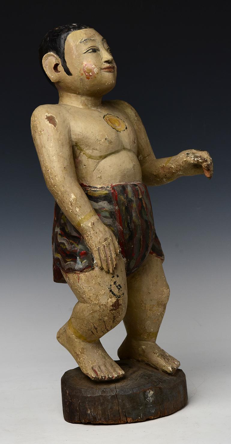 19. Jahrhundert, Mandalay, Antike birmanische Holzfigur Stehender Mann im Angebot 7