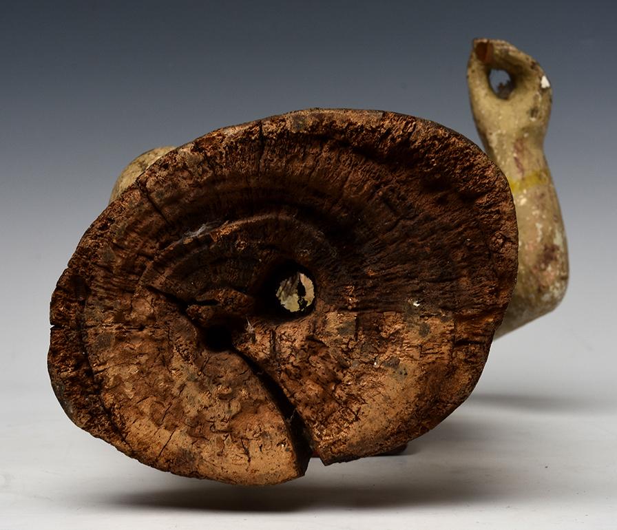19. Jahrhundert, Mandalay, Antike birmanische Holzfigur Stehender Mann im Angebot 8