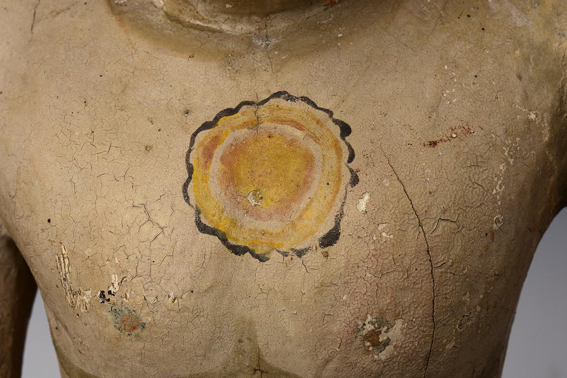 19. Jahrhundert, Mandalay, Antike birmanische Holzfigur Stehender Mann (Handgeschnitzt) im Angebot