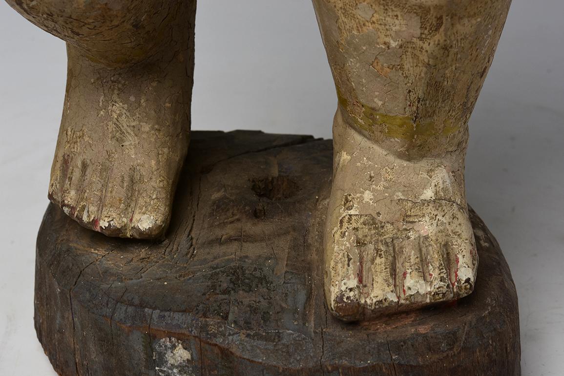19. Jahrhundert, Mandalay, Antike birmanische Holzfigur Stehender Mann im Angebot 1