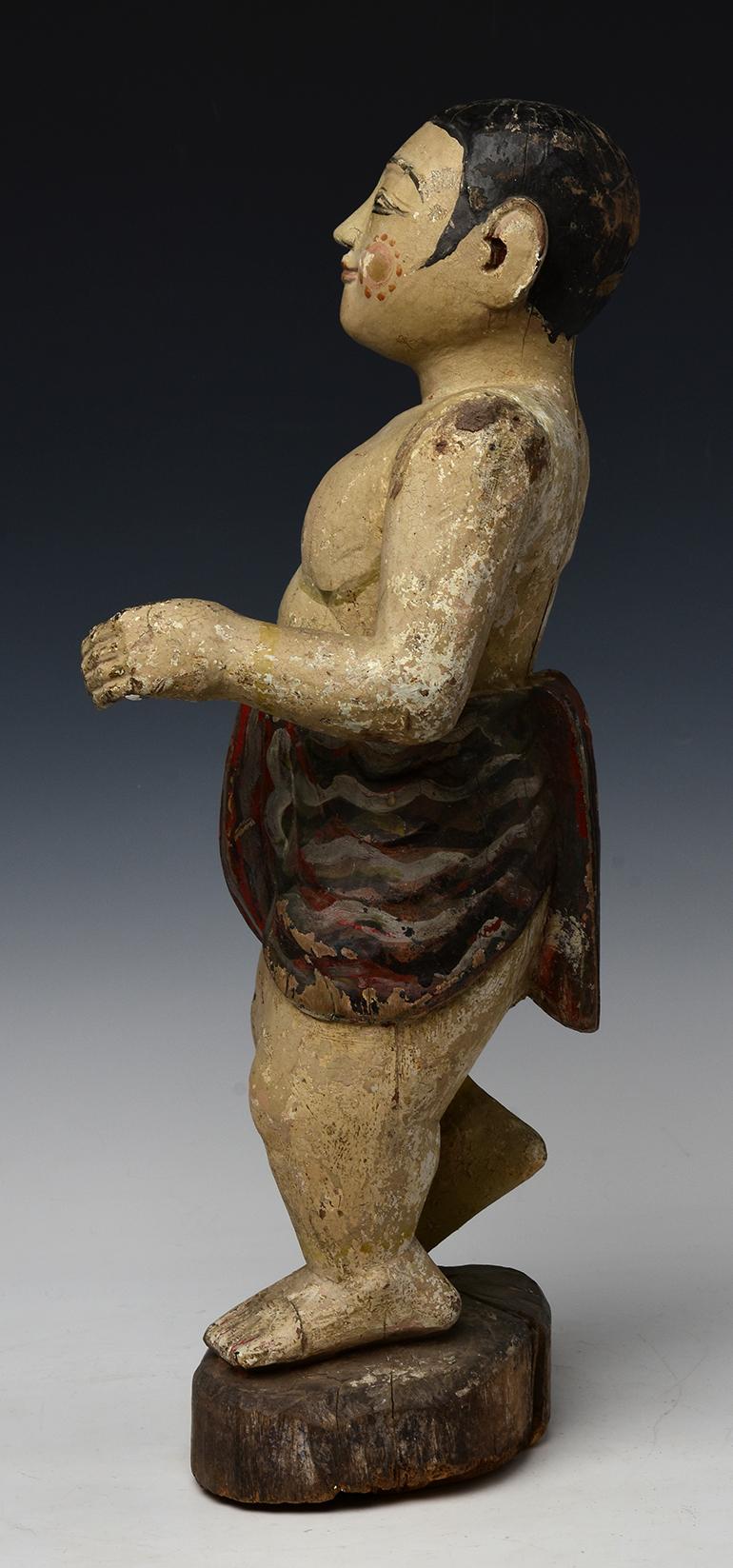 19. Jahrhundert, Mandalay, Antike birmanische Holzfigur Stehender Mann im Angebot 3