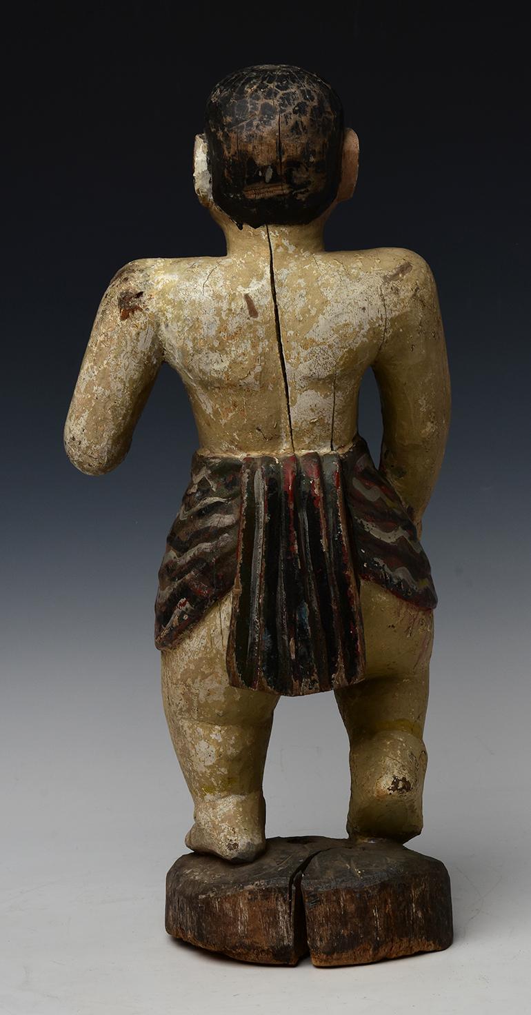 19. Jahrhundert, Mandalay, Antike birmanische Holzfigur Stehender Mann im Angebot 4