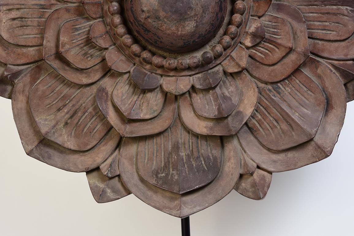 19th Century, Mandalay, Large Antique Burmese Wooden Flower Decoration In Good Condition For Sale In Sampantawong, TH