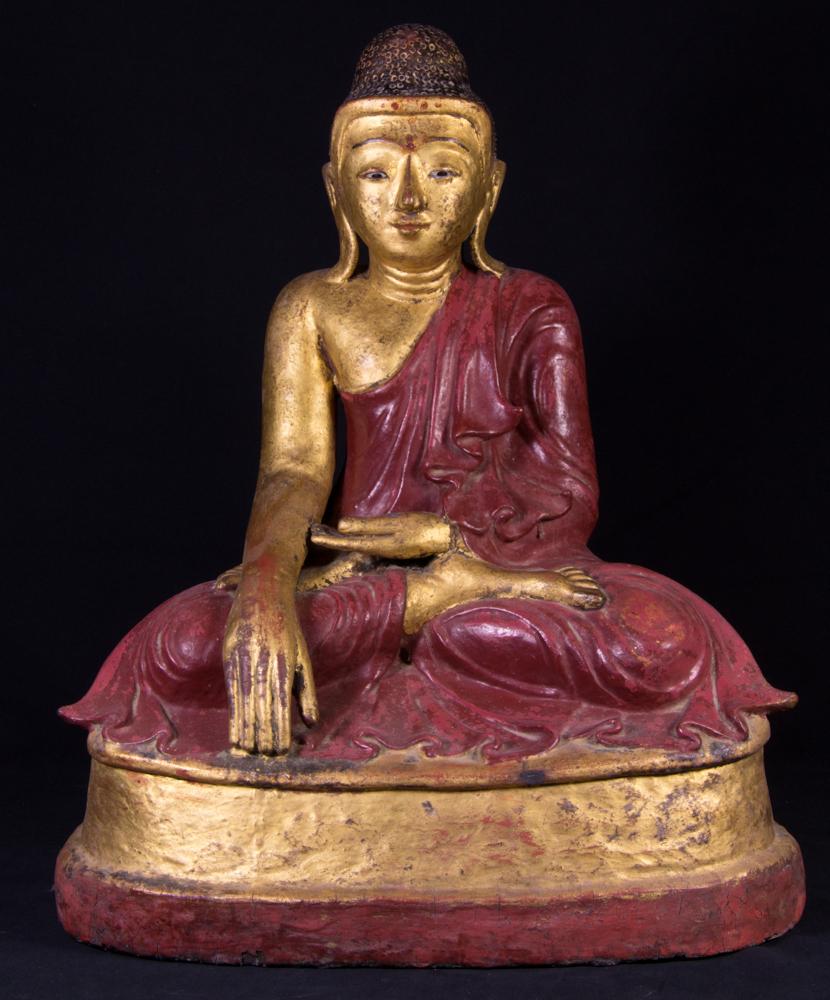 Die antike birmanische Buddha-Statue ist ein bemerkenswertes und spirituell bedeutsames Artefakt aus Birma. Die aus Lack gefertigte und mit 24-karätigem Gold vergoldete Statue ist 52 cm hoch und misst 42 cm in der Breite und 31 cm in der Tiefe. Die