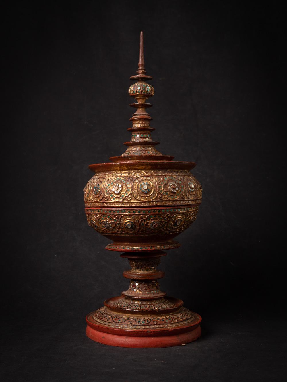 Das antike birmanische Opfergefäß aus Holz ist ein bemerkenswertes und kulturell bedeutendes Artefakt aus Birma. Dieses aus Holz gefertigte und mit 24-karätigem Gold vergoldete Opfergefäß hat eine Höhe von 53,5 cm und einen Durchmesser von 21,5 cm.