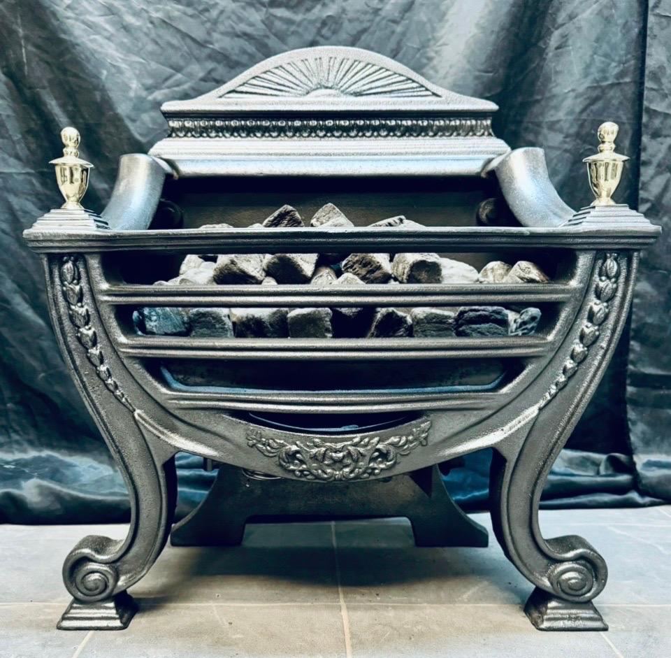 Un affascinante cesto per griglia da fuoco in ghisa del XIX secolo. Lo schienale alto e sagomato con i lati ricurvi, i quattro  con il fronte del fuoco sbarrato e le gambe sagomate ornate da terminali in ottone. Questo pezzo è attualmente dotato di