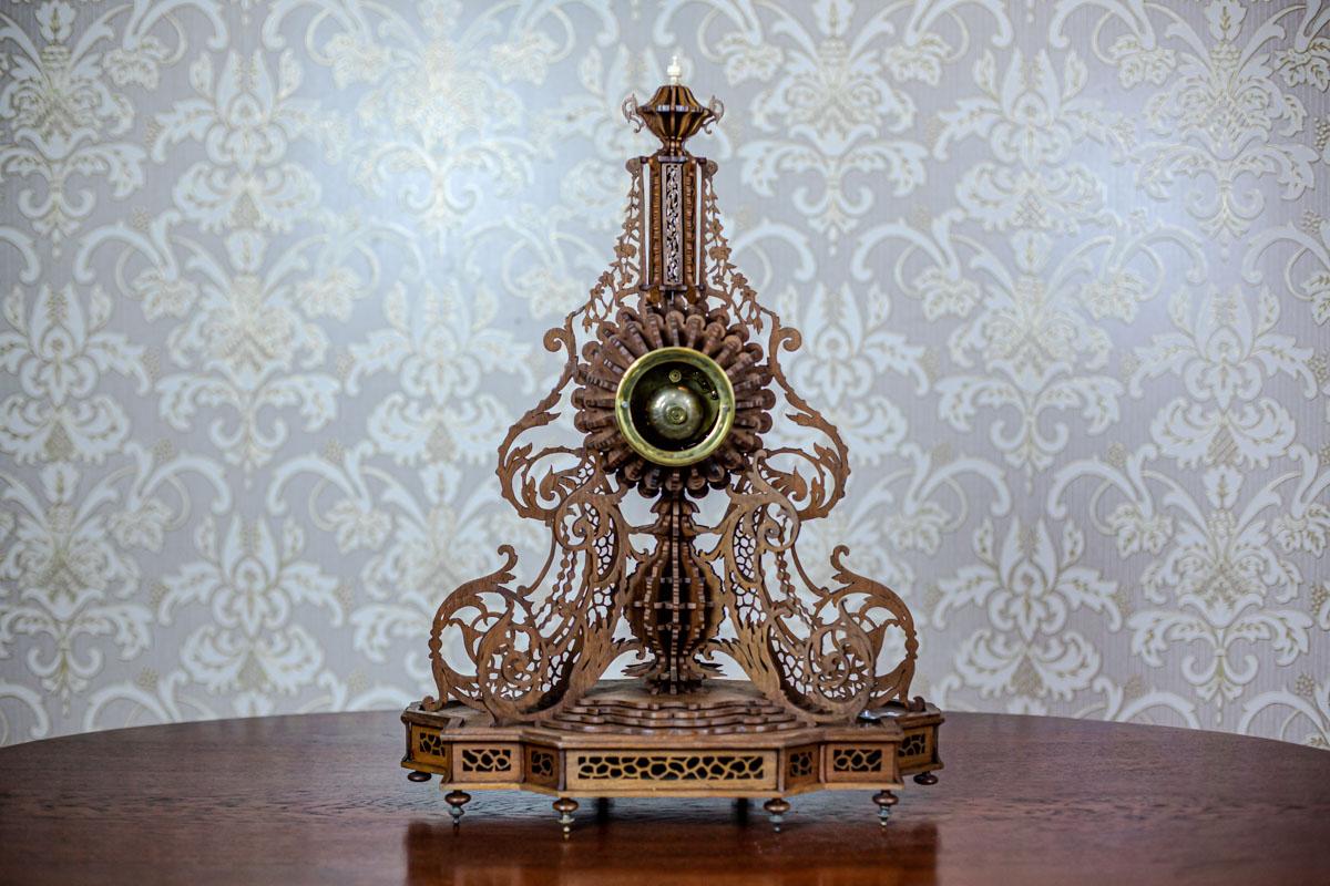 Horloge de cheminée en bois exotique ouvragé de la fin du 19e siècle Bon état - En vente à Opole, PL