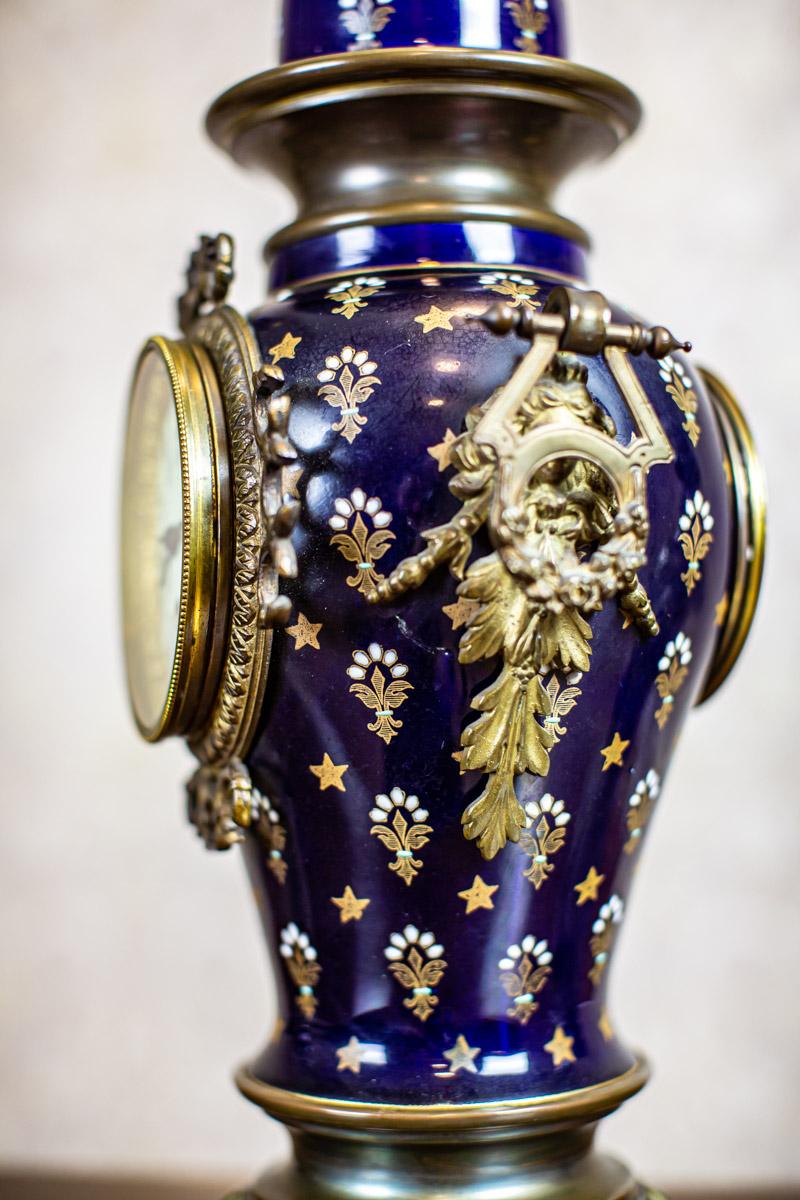 Saphir-Keramik-Kaminuhr aus dem 19. Jahrhundert mit Messingelementen im Angebot 3