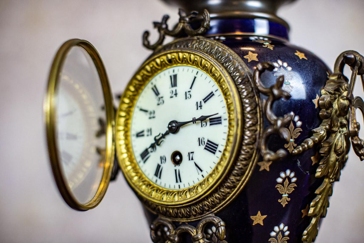 19th-Century Sapphire Ceramic Mantel Clock Set with Brass Elements For Sale 1