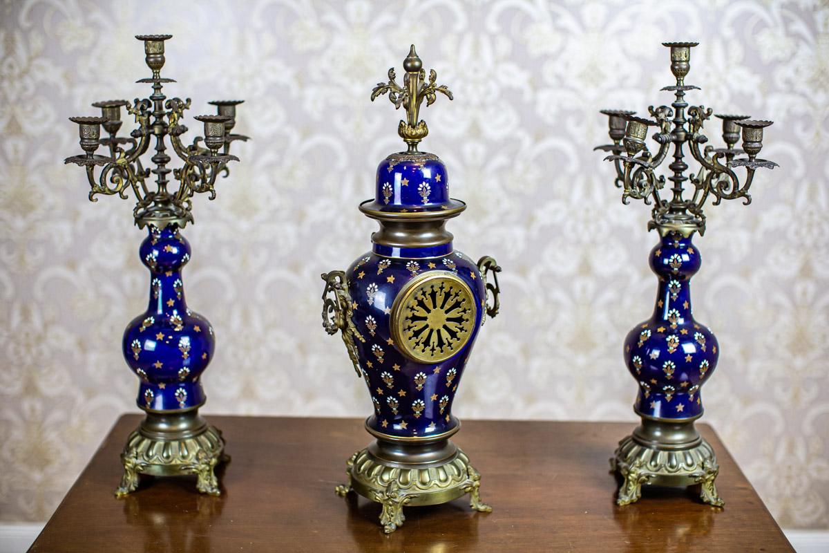 19th-Century Sapphire Ceramic Mantel Clock Set with Brass Elements

We present you this mantel set composed of a clock and two four-arm candelabras.
The whole is from the late 19th century.
All the items are made of brass combined with ceramic in