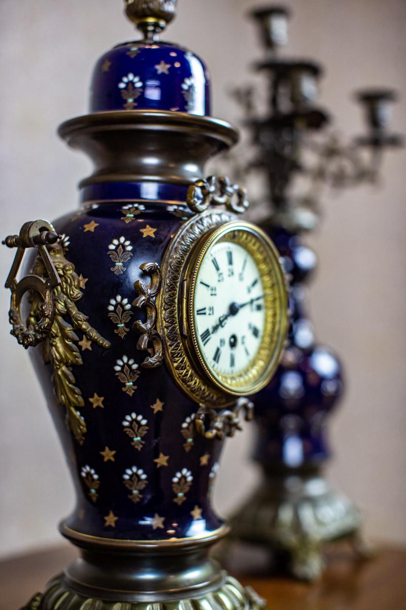 19th Century 19th-Century Sapphire Ceramic Mantel Clock Set with Brass Elements For Sale