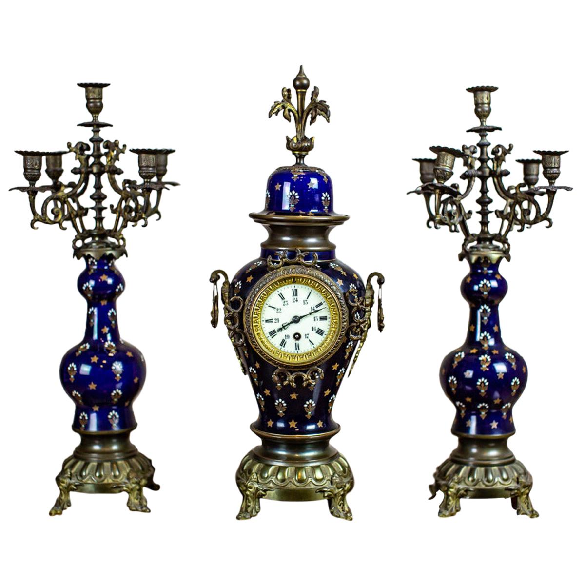 19th-Century Sapphire Ceramic Mantel Clock Set with Brass Elements For Sale