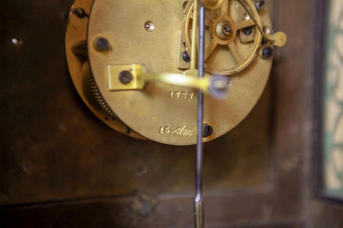 19th-Century Mantel Clock Thomas Smith London with Decorative Metal Fittings 4