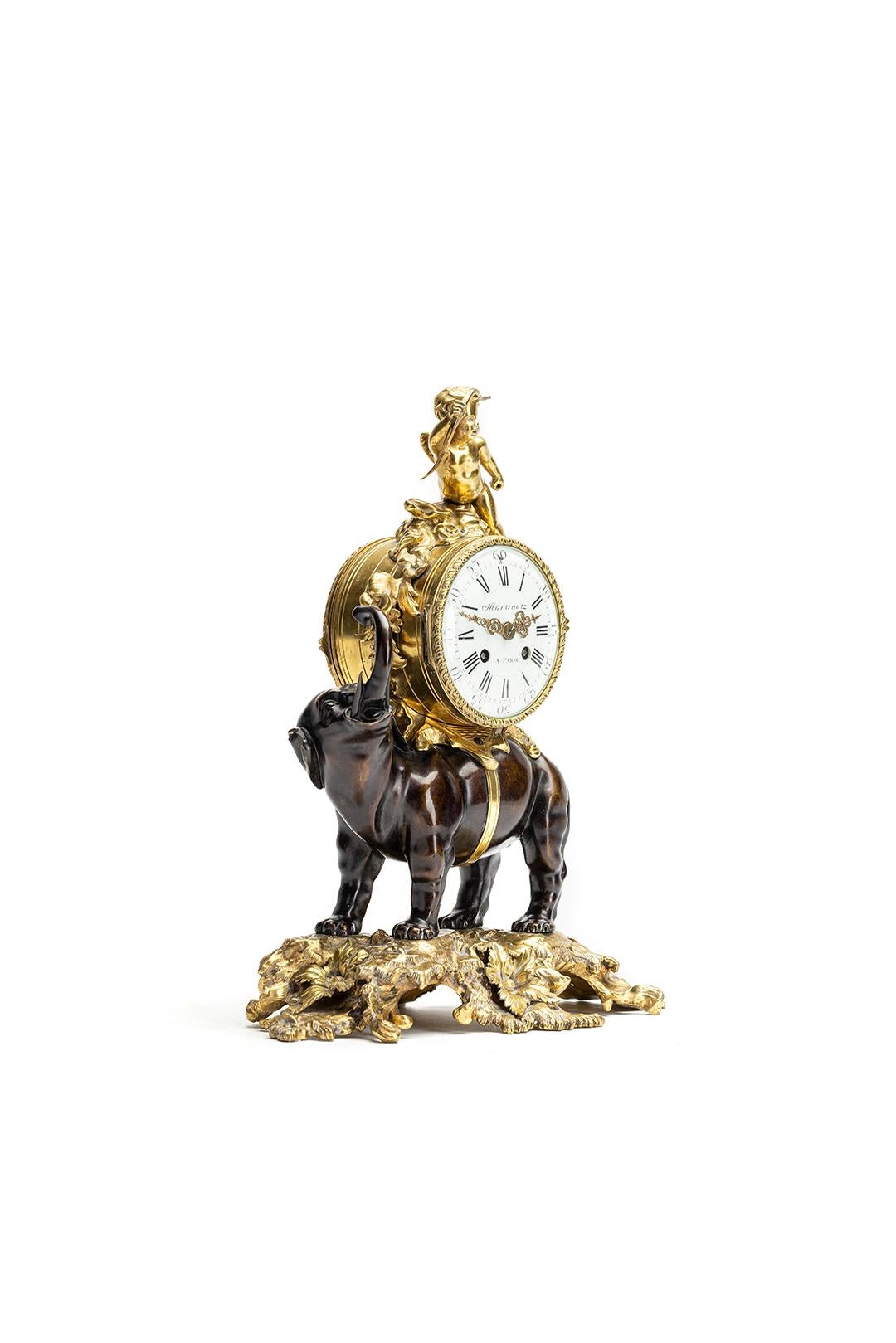 Il s'agit d'une très belle horloge de cheminée du XIXe siècle, très décorative, représentant un éléphant qui porte l'horloge sur son dos, la trompe tournée vers le haut, ce qui est considéré comme un signe de chance. L'horloge est en très bon état