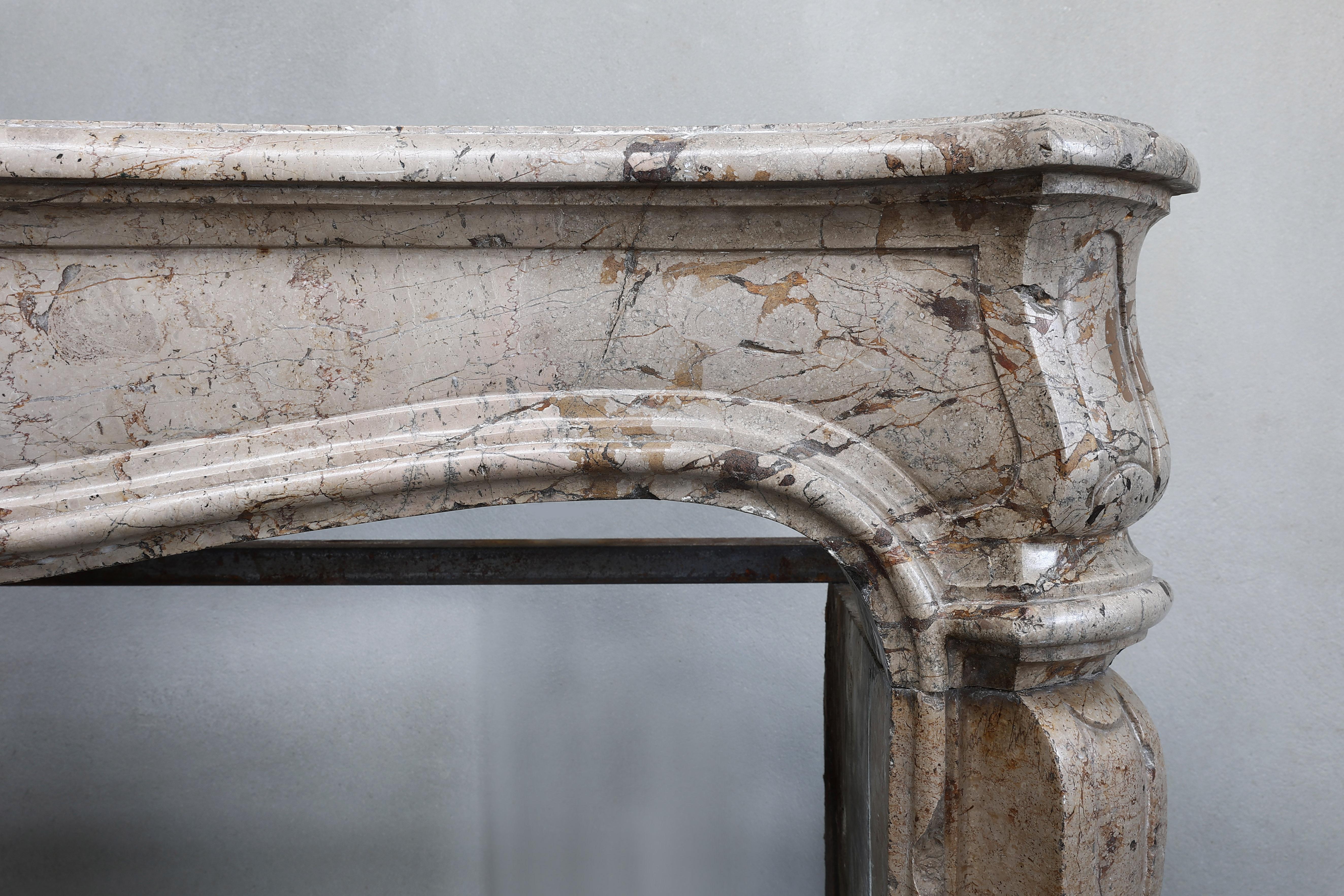 Schöner schöner antiker Kaminsims aus massivem Marmor aus Frankreich aus dem 19. Jahrhundert (Louis XV.) im Angebot