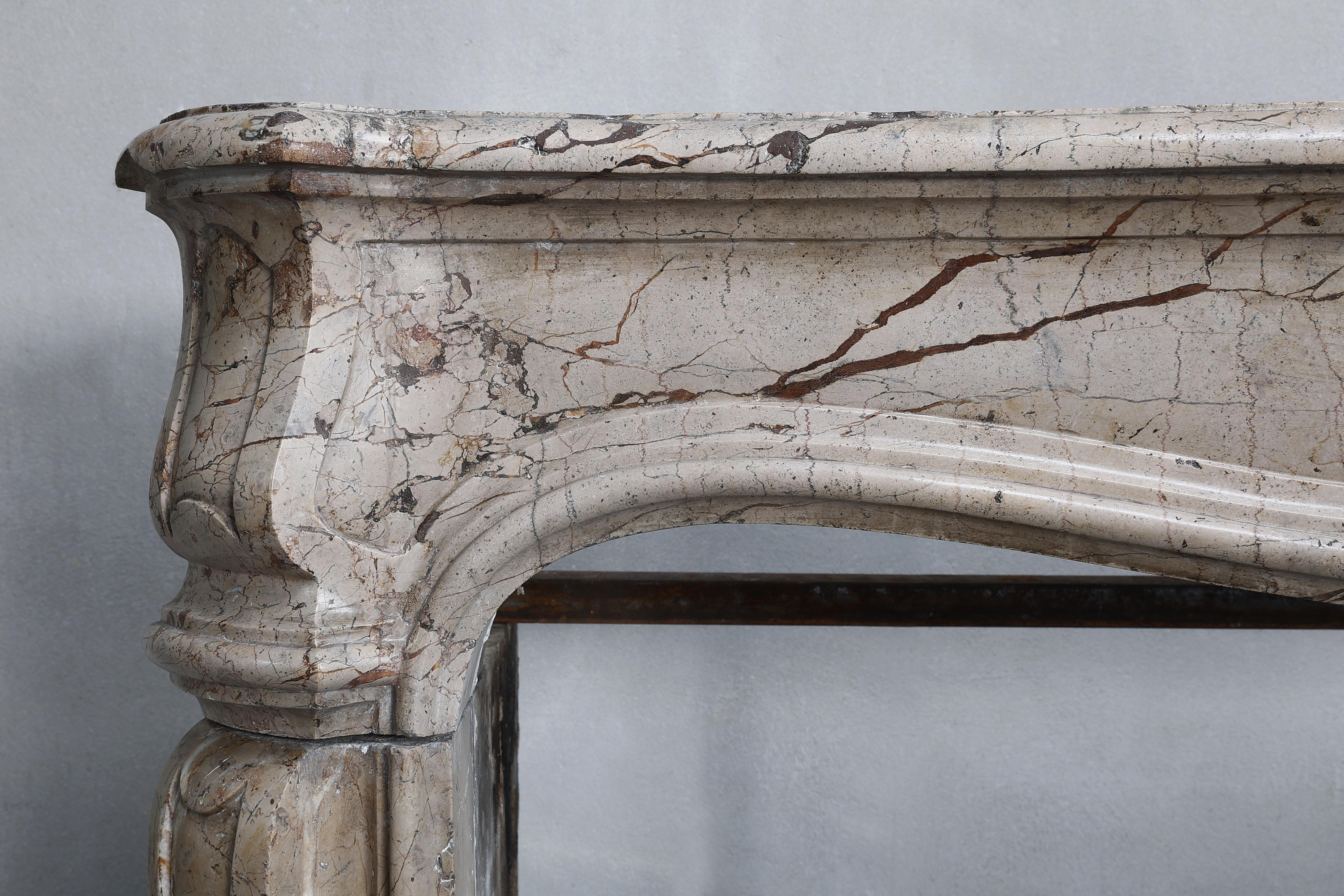 Schöner schöner antiker Kaminsims aus massivem Marmor aus Frankreich aus dem 19. Jahrhundert (Französisch) im Angebot