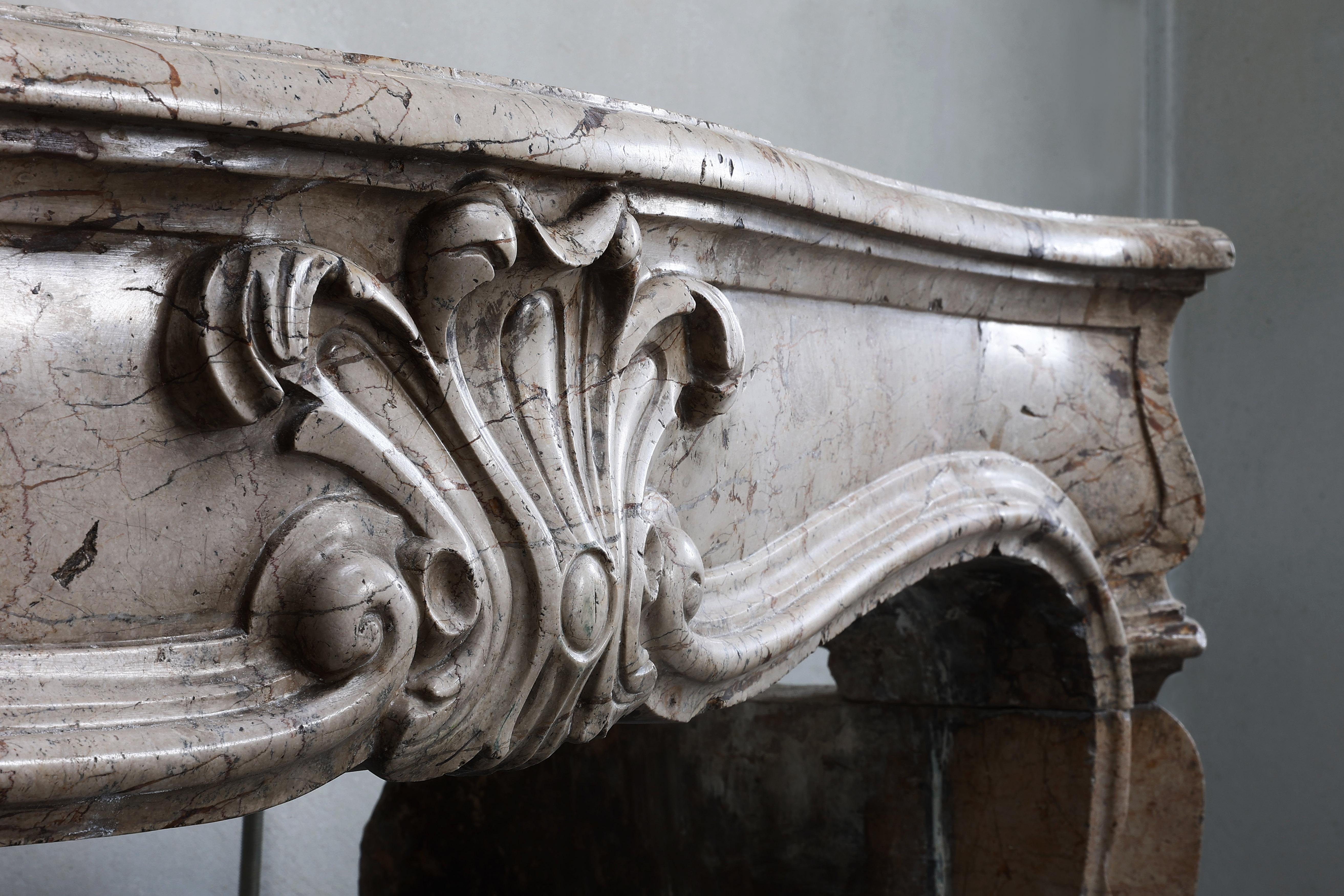 Schöner schöner antiker Kaminsims aus massivem Marmor aus Frankreich aus dem 19. Jahrhundert im Zustand „Gut“ im Angebot in Made, NL