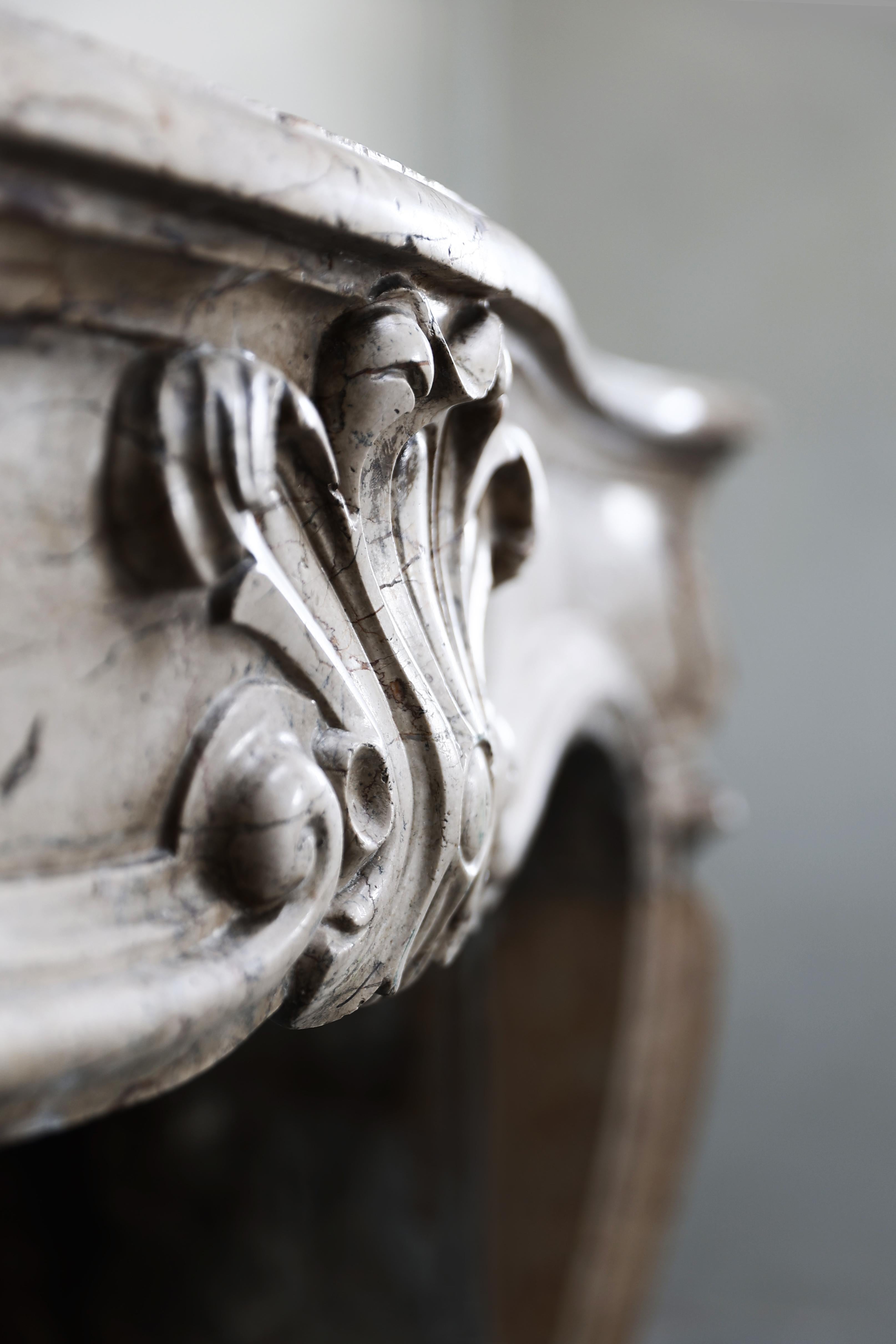 Schöner schöner antiker Kaminsims aus massivem Marmor aus Frankreich aus dem 19. Jahrhundert im Angebot 4