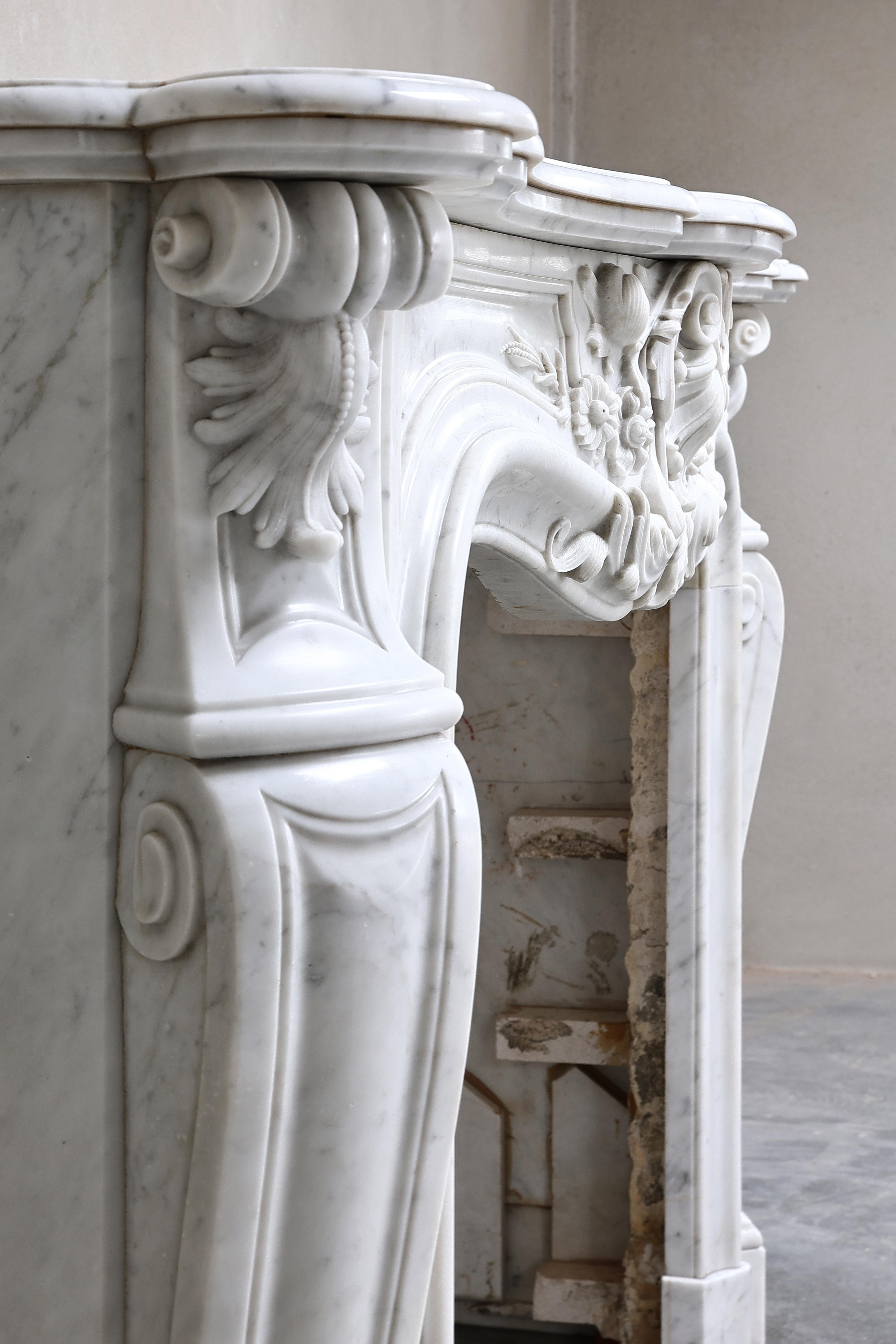 Antiker Marmorkamin  Carrara-Marmor  19. Jahrhundert  Monumental im Angebot 6
